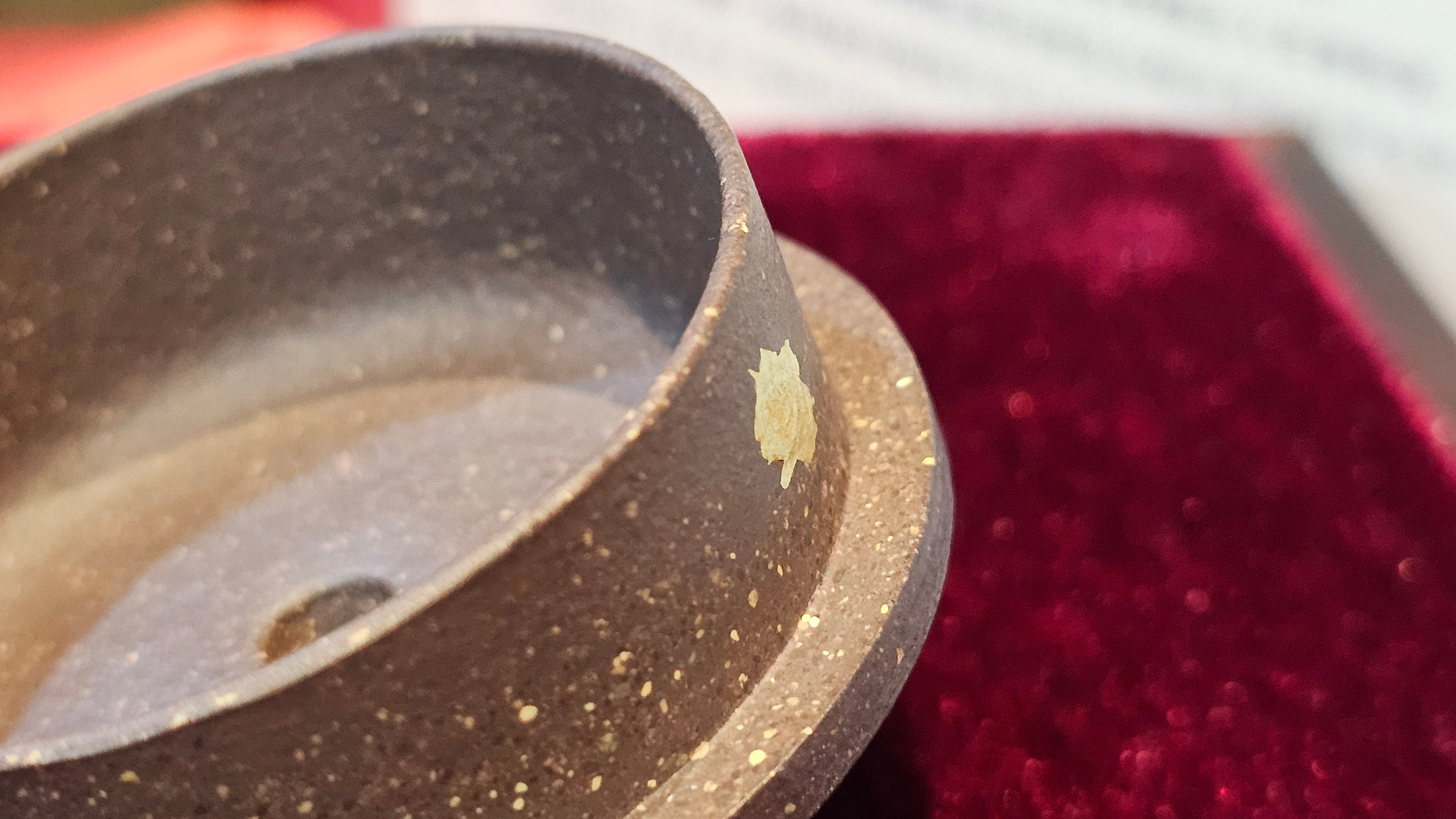 《聚富平盖莲子》"Ju Fu ~Gathering of Wealth~ Ping Gai Lian Zi"!, 描金与撒金工艺 Dual Gold Appliqué, 233.3ml, Qing Hui Duan Ni 青灰段泥 ~ by L3A Consummate Master Artist Li Yan Ru 李艳如 ~!Congratulations to Mr R.L.! 0857hrs 16th Sept 2025, Flintridge! CA.