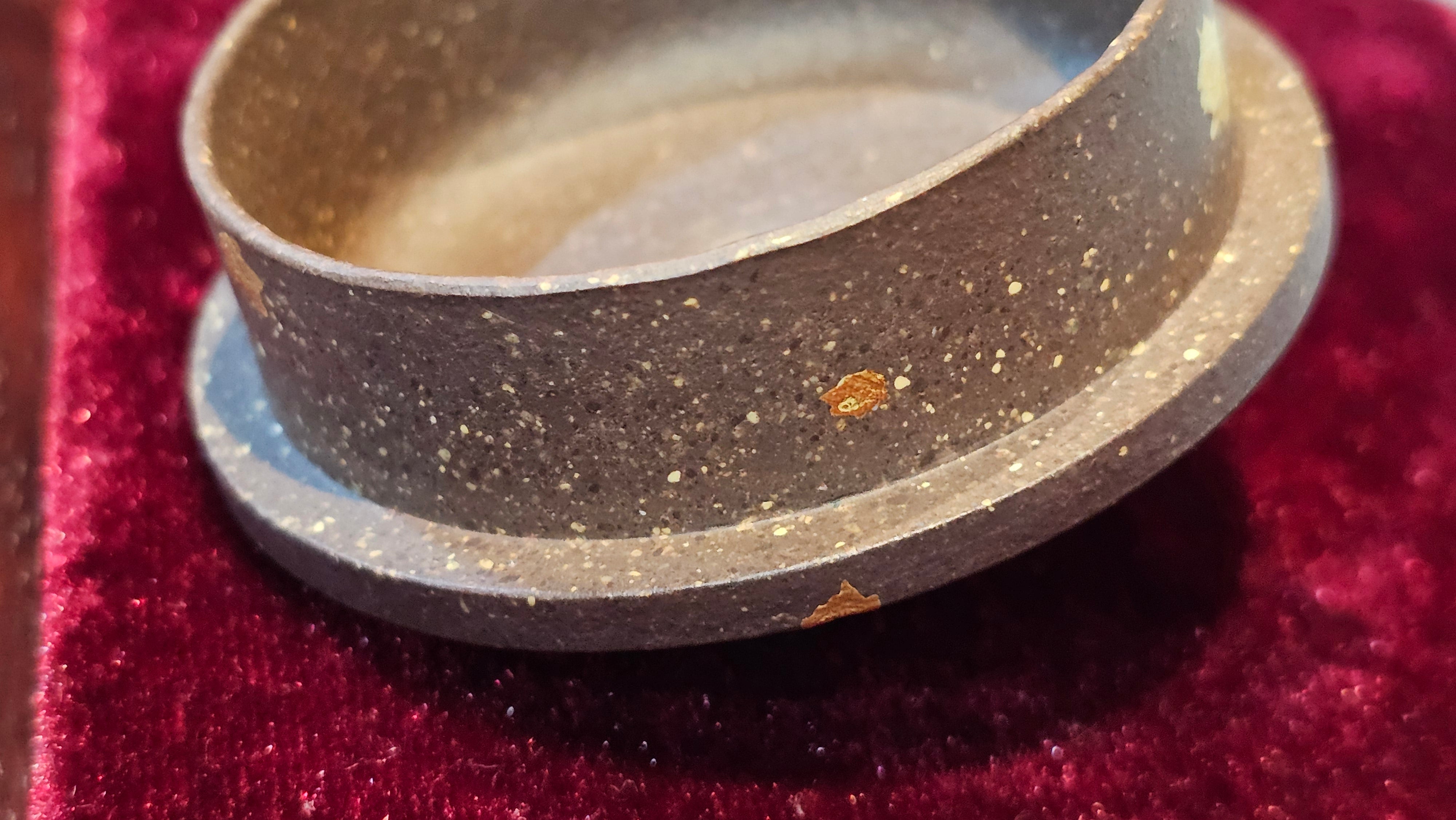 《聚富平盖莲子》"Ju Fu ~Gathering of Wealth~ Ping Gai Lian Zi"!, 描金与撒金工艺 Dual Gold Appliqué, 233.3ml, Qing Hui Duan Ni 青灰段泥 ~ by L3A Consummate Master Artist Li Yan Ru 李艳如 ~!Congratulations to Mr R.L.! 0857hrs 16th Sept 2025, Flintridge! CA.