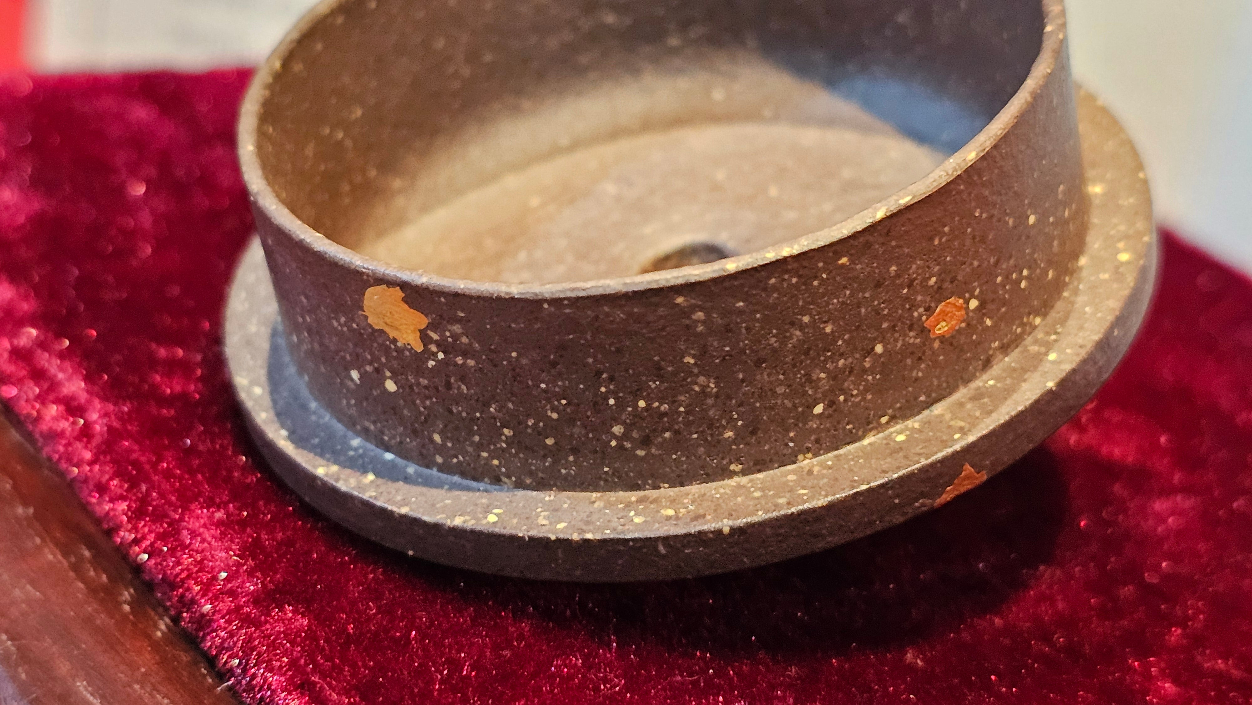 《聚富平盖莲子》"Ju Fu ~Gathering of Wealth~ Ping Gai Lian Zi"!, 描金与撒金工艺 Dual Gold Appliqué, 233.3ml, Qing Hui Duan Ni 青灰段泥 ~ by L3A Consummate Master Artist Li Yan Ru 李艳如 ~!Congratulations to Mr R.L.! 0857hrs 16th Sept 2025, Flintridge! CA.