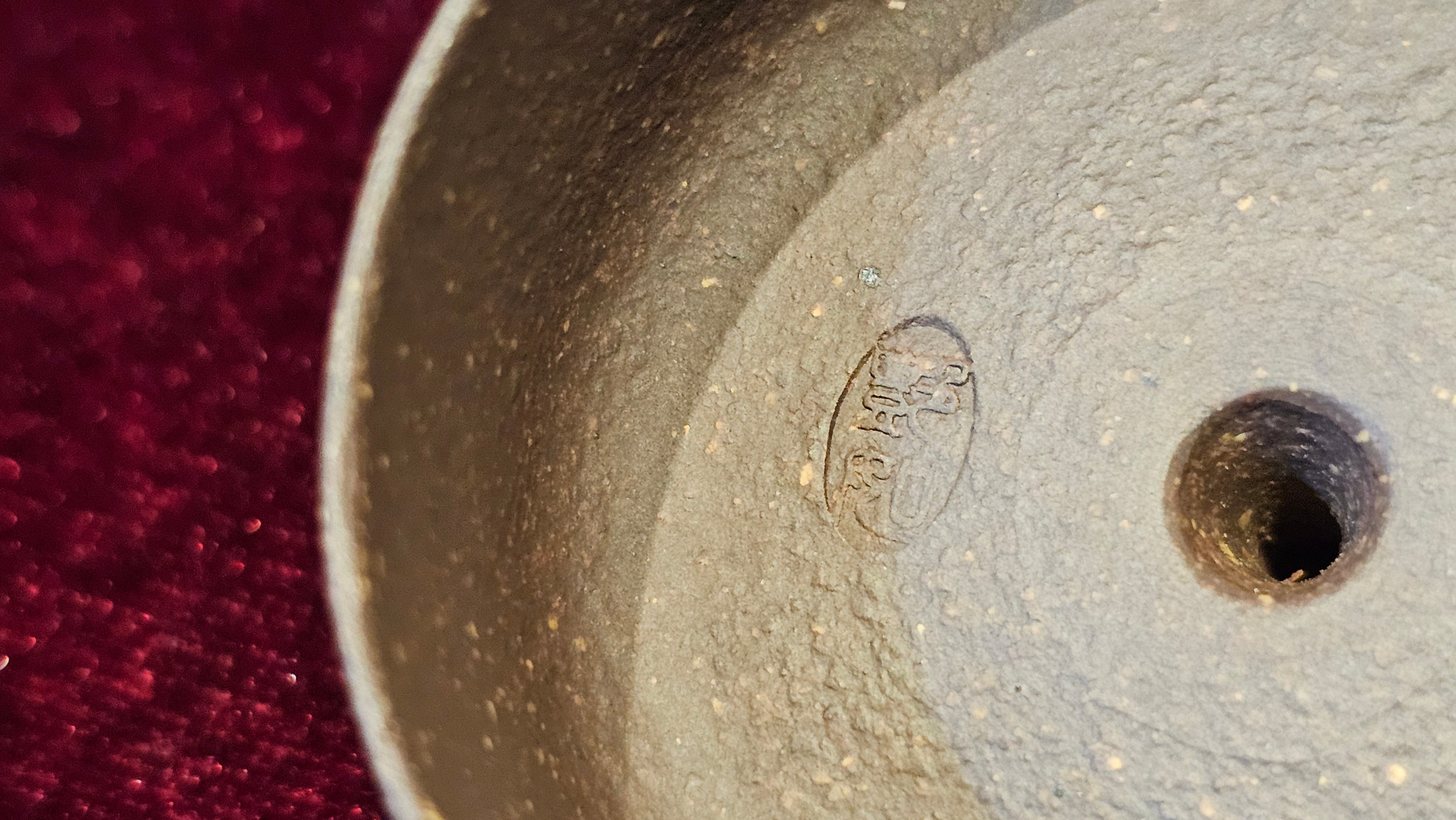 《聚富平盖莲子》"Ju Fu ~Gathering of Wealth~ Ping Gai Lian Zi"!, 描金与撒金工艺 Dual Gold Appliqué, 233.3ml, Qing Hui Duan Ni 青灰段泥 ~ by L3A Consummate Master Artist Li Yan Ru 李艳如 ~!Congratulations to Mr R.L.! 0857hrs 16th Sept 2025, Flintridge! CA.