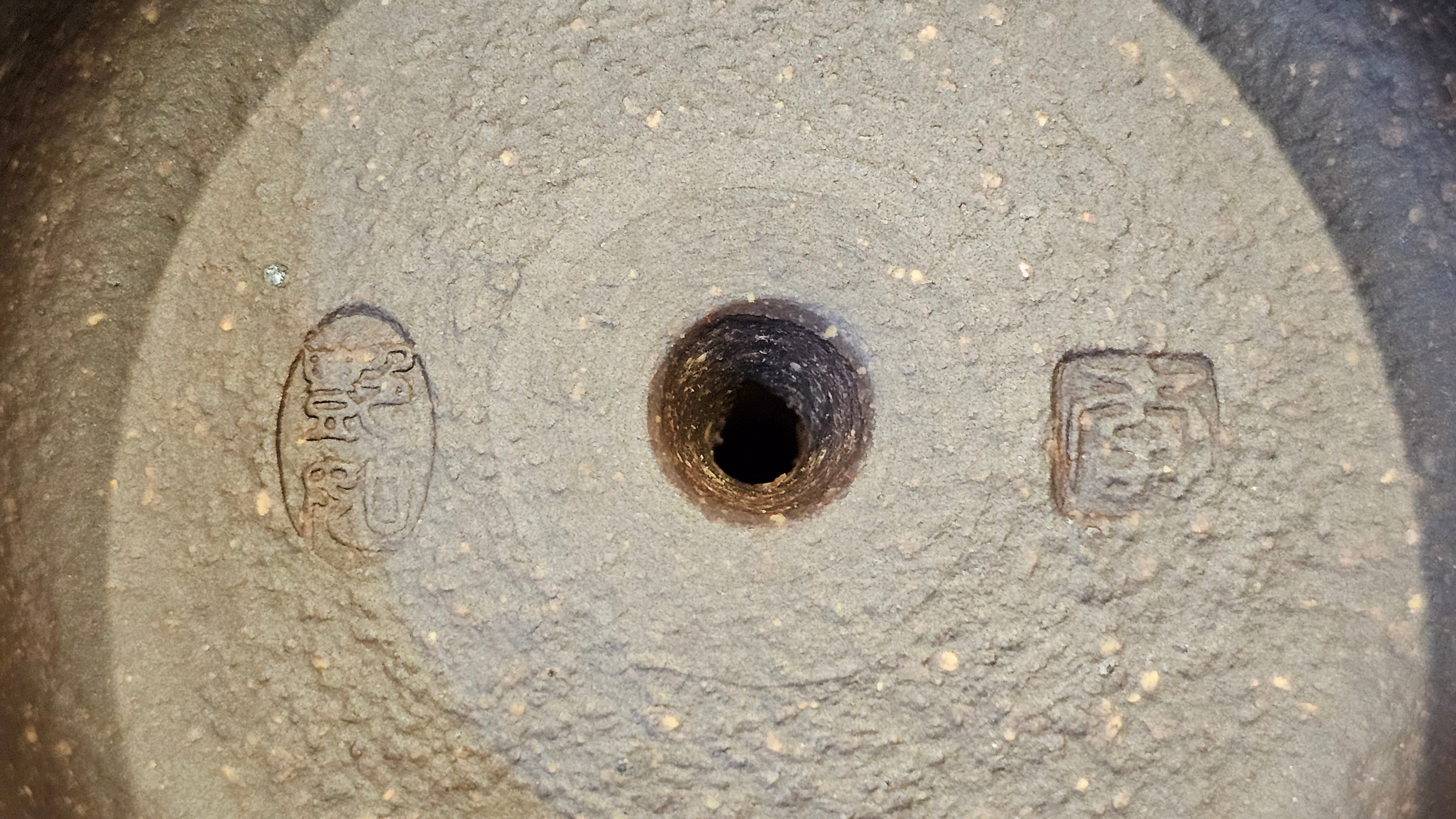 《聚富平盖莲子》"Ju Fu ~Gathering of Wealth~ Ping Gai Lian Zi"!, 描金与撒金工艺 Dual Gold Appliqué, 233.3ml, Qing Hui Duan Ni 青灰段泥 ~ by L3A Consummate Master Artist Li Yan Ru 李艳如 ~!Congratulations to Mr R.L.! 0857hrs 16th Sept 2025, Flintridge! CA.