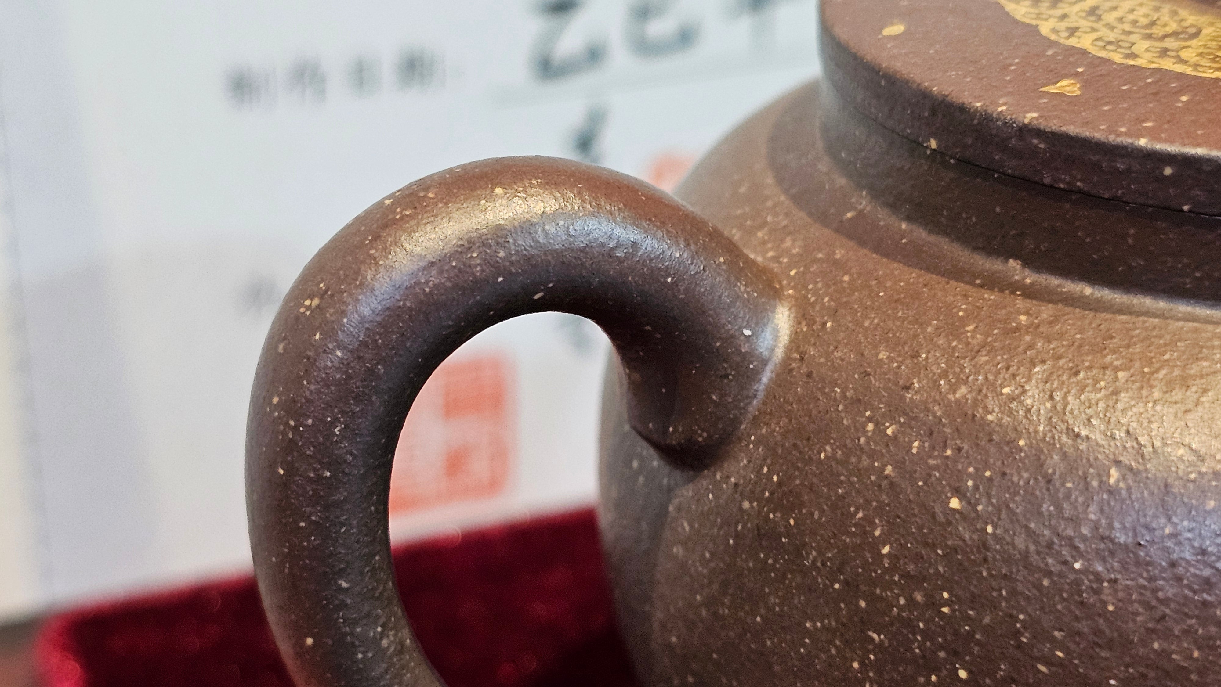 《聚富平盖莲子》"Ju Fu ~Gathering of Wealth~ Ping Gai Lian Zi"!, 描金与撒金工艺 Dual Gold Appliqué, 233.3ml, Qing Hui Duan Ni 青灰段泥 ~ by L3A Consummate Master Artist Li Yan Ru 李艳如 ~!Congratulations to Mr R.L.! 0857hrs 16th Sept 2025, Flintridge! CA.