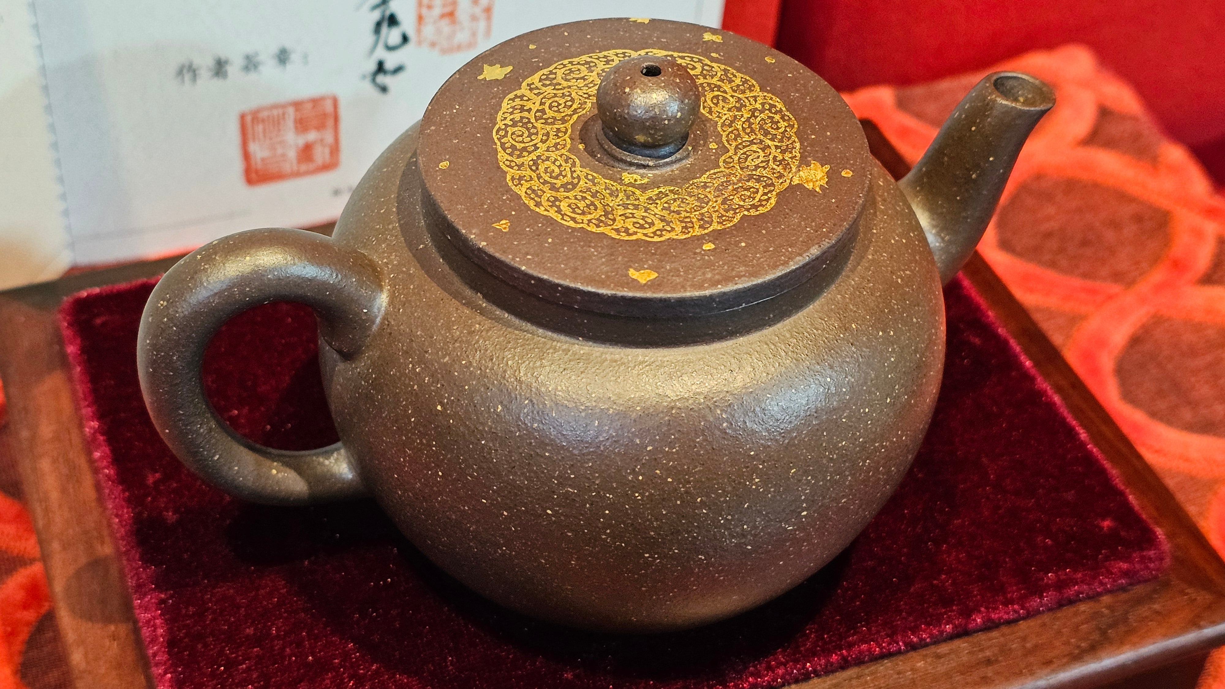 《聚富平盖莲子》"Ju Fu ~Gathering of Wealth~ Ping Gai Lian Zi"!, 描金与撒金工艺 Dual Gold Appliqué, 233.3ml, Qing Hui Duan Ni 青灰段泥 ~ by L3A Consummate Master Artist Li Yan Ru 李艳如 ~!Congratulations to Mr R.L.! 0857hrs 16th Sept 2025, Flintridge! CA.