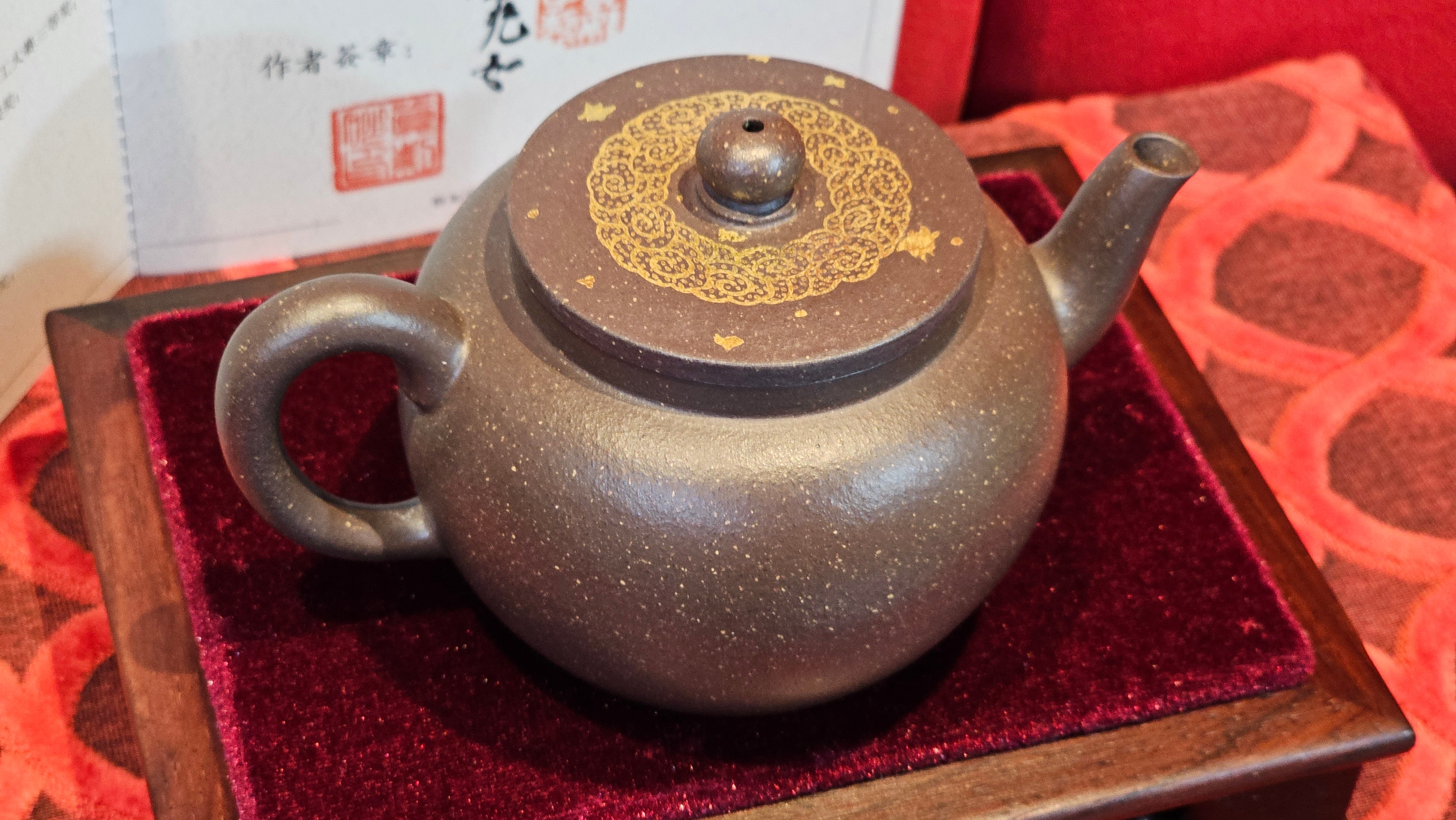 《聚富平盖莲子》"Ju Fu ~Gathering of Wealth~ Ping Gai Lian Zi"!, 描金与撒金工艺 Dual Gold Appliqué, 233.3ml, Qing Hui Duan Ni 青灰段泥 ~ by L3A Consummate Master Artist Li Yan Ru 李艳如 ~!Congratulations to Mr R.L.! 0857hrs 16th Sept 2025, Flintridge! CA.