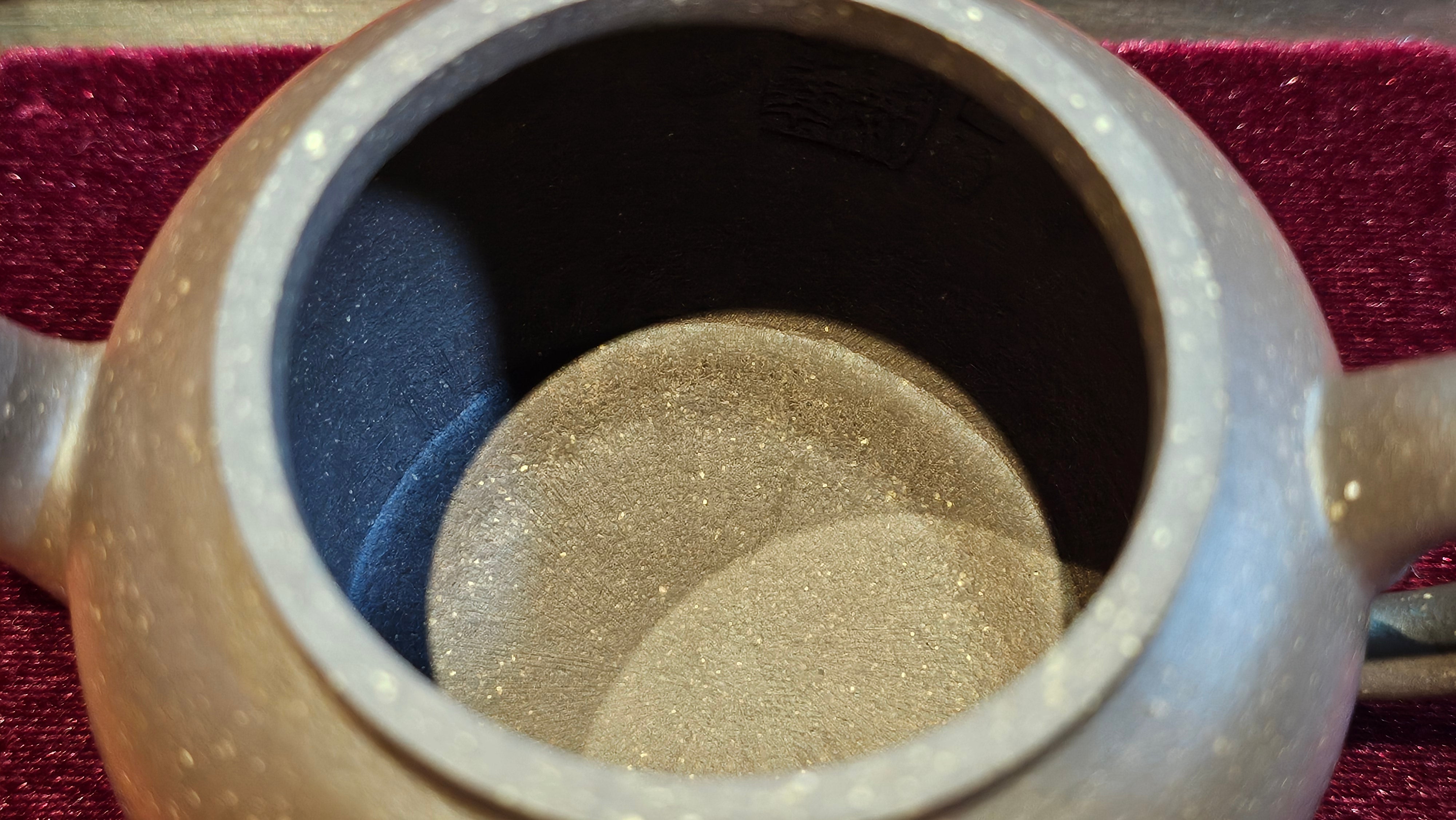 《聚富平盖莲子》"Ju Fu ~Gathering of Wealth~ Ping Gai Lian Zi"!, 描金与撒金工艺 Dual Gold Appliqué, 233.3ml, Qing Hui Duan Ni 青灰段泥 ~ by L3A Consummate Master Artist Li Yan Ru 李艳如 ~!Congratulations to Mr R.L.! 0857hrs 16th Sept 2025, Flintridge! CA.