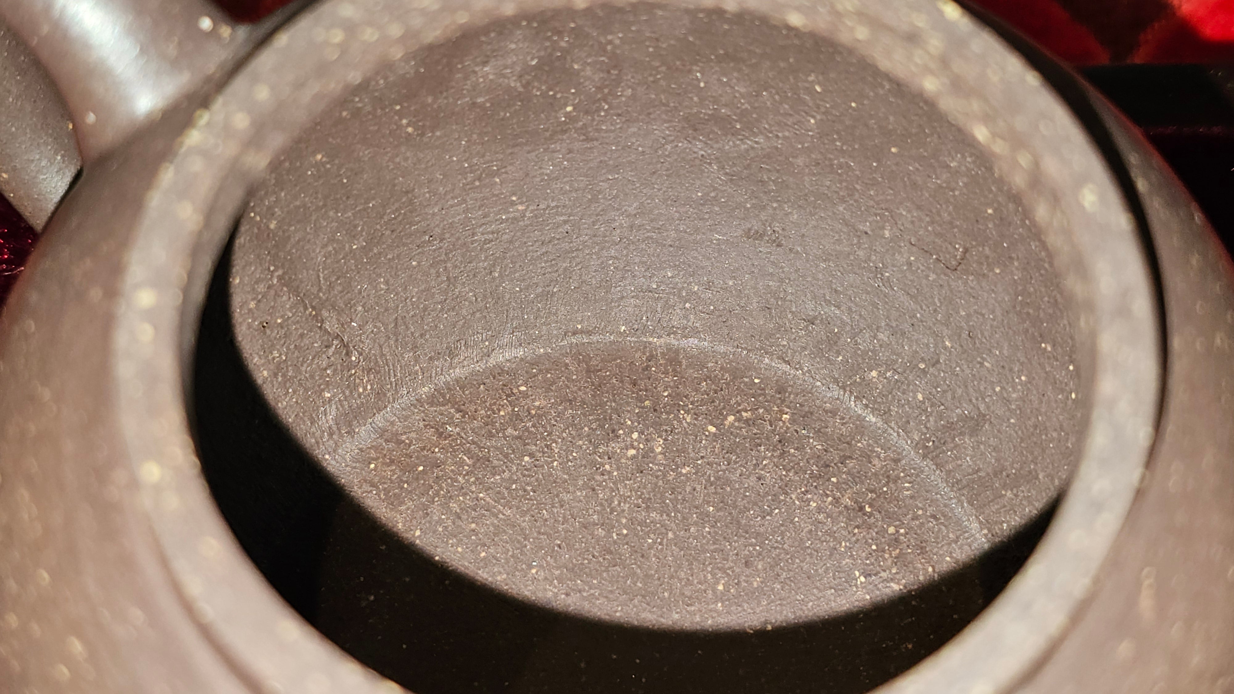 《聚富平盖莲子》"Ju Fu ~Gathering of Wealth~ Ping Gai Lian Zi"!, 描金与撒金工艺 Dual Gold Appliqué, 233.3ml, Qing Hui Duan Ni 青灰段泥 ~ by L3A Consummate Master Artist Li Yan Ru 李艳如 ~!Congratulations to Mr R.L.! 0857hrs 16th Sept 2025, Flintridge! CA.