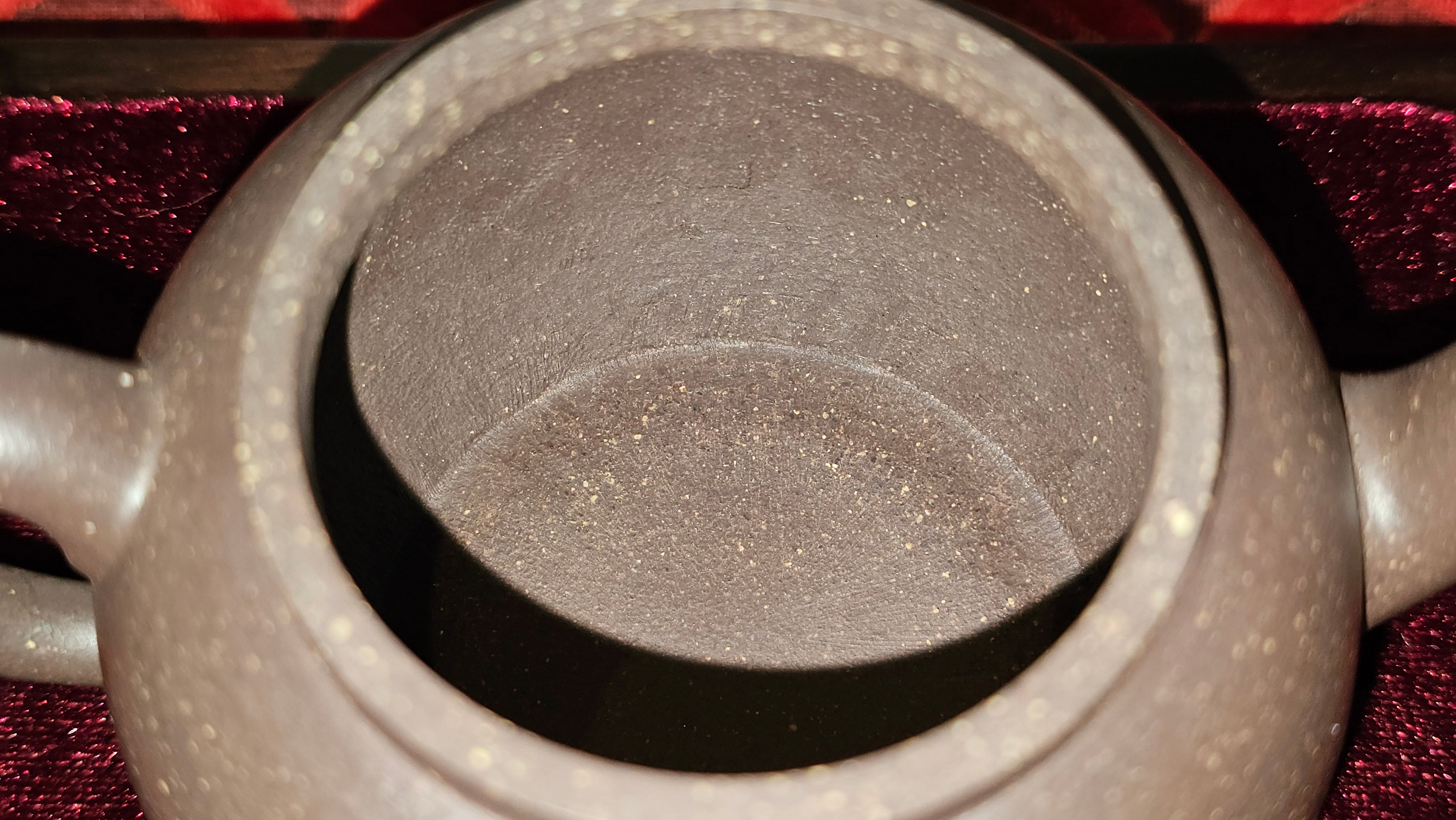 《聚富平盖莲子》"Ju Fu ~Gathering of Wealth~ Ping Gai Lian Zi"!, 描金与撒金工艺 Dual Gold Appliqué, 233.3ml, Qing Hui Duan Ni 青灰段泥 ~ by L3A Consummate Master Artist Li Yan Ru 李艳如 ~!Congratulations to Mr R.L.! 0857hrs 16th Sept 2025, Flintridge! CA.