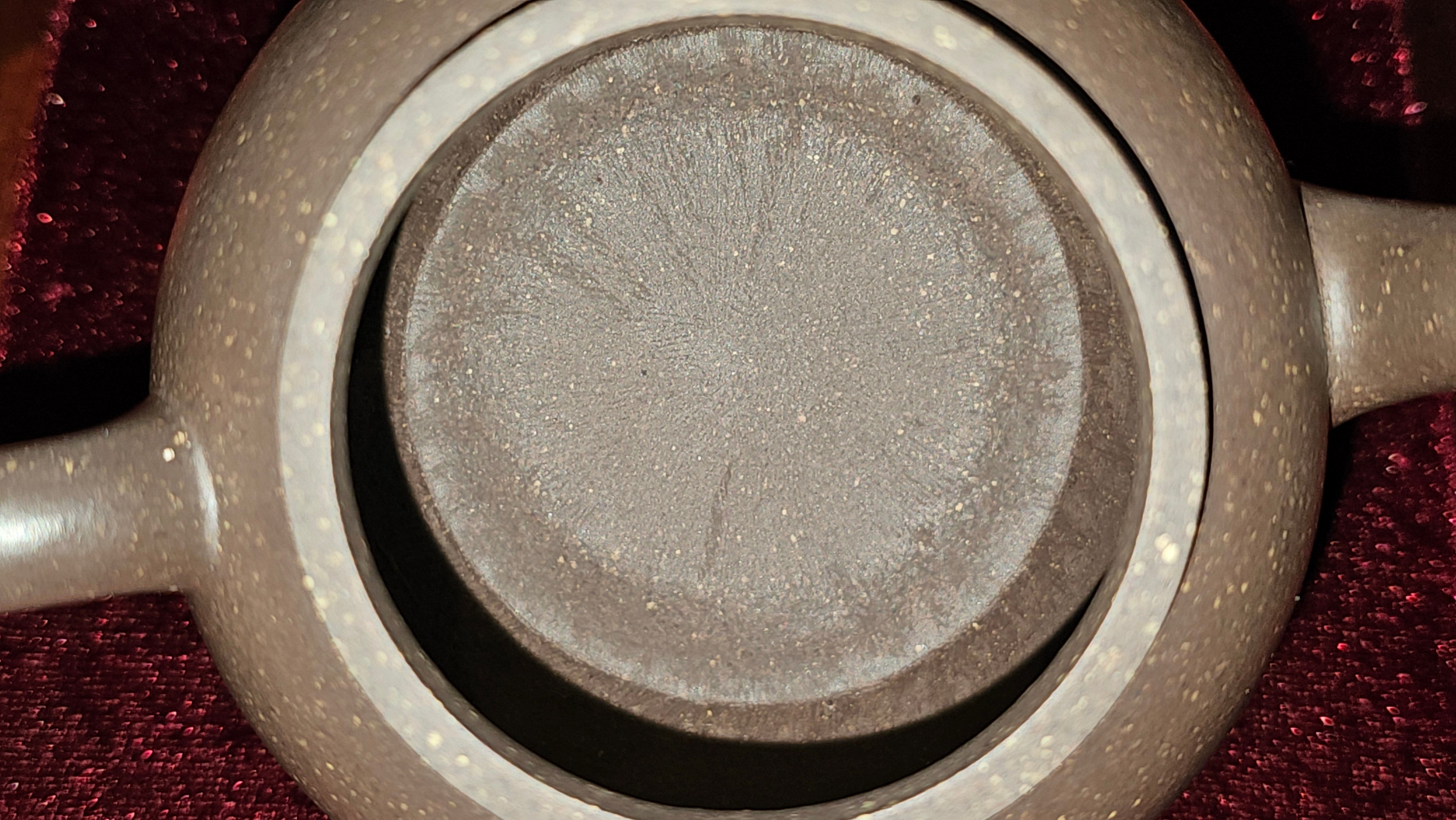 《聚富平盖莲子》"Ju Fu ~Gathering of Wealth~ Ping Gai Lian Zi"!, 描金与撒金工艺 Dual Gold Appliqué, 233.3ml, Qing Hui Duan Ni 青灰段泥 ~ by L3A Consummate Master Artist Li Yan Ru 李艳如 ~!Congratulations to Mr R.L.! 0857hrs 16th Sept 2025, Flintridge! CA.