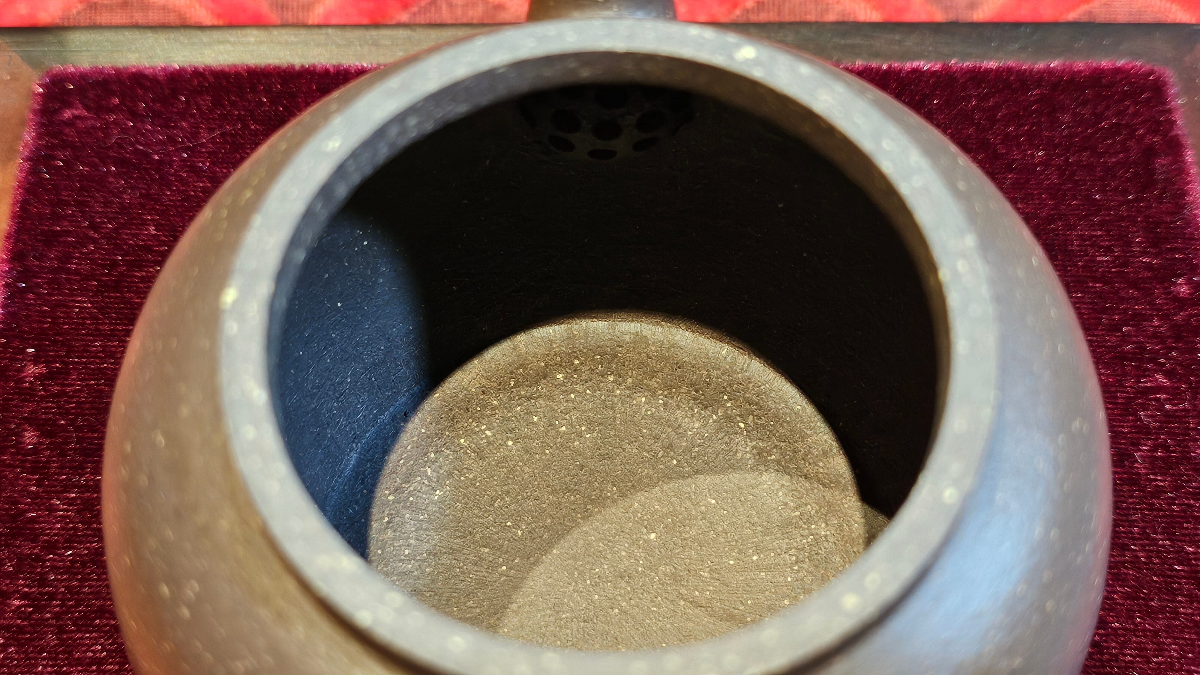 《聚富平盖莲子》"Ju Fu ~Gathering of Wealth~ Ping Gai Lian Zi"!, 描金与撒金工艺 Dual Gold Appliqué, 233.3ml, Qing Hui Duan Ni 青灰段泥 ~ by L3A Consummate Master Artist Li Yan Ru 李艳如 ~!Congratulations to Mr R.L.! 0857hrs 16th Sept 2025, Flintridge! CA.