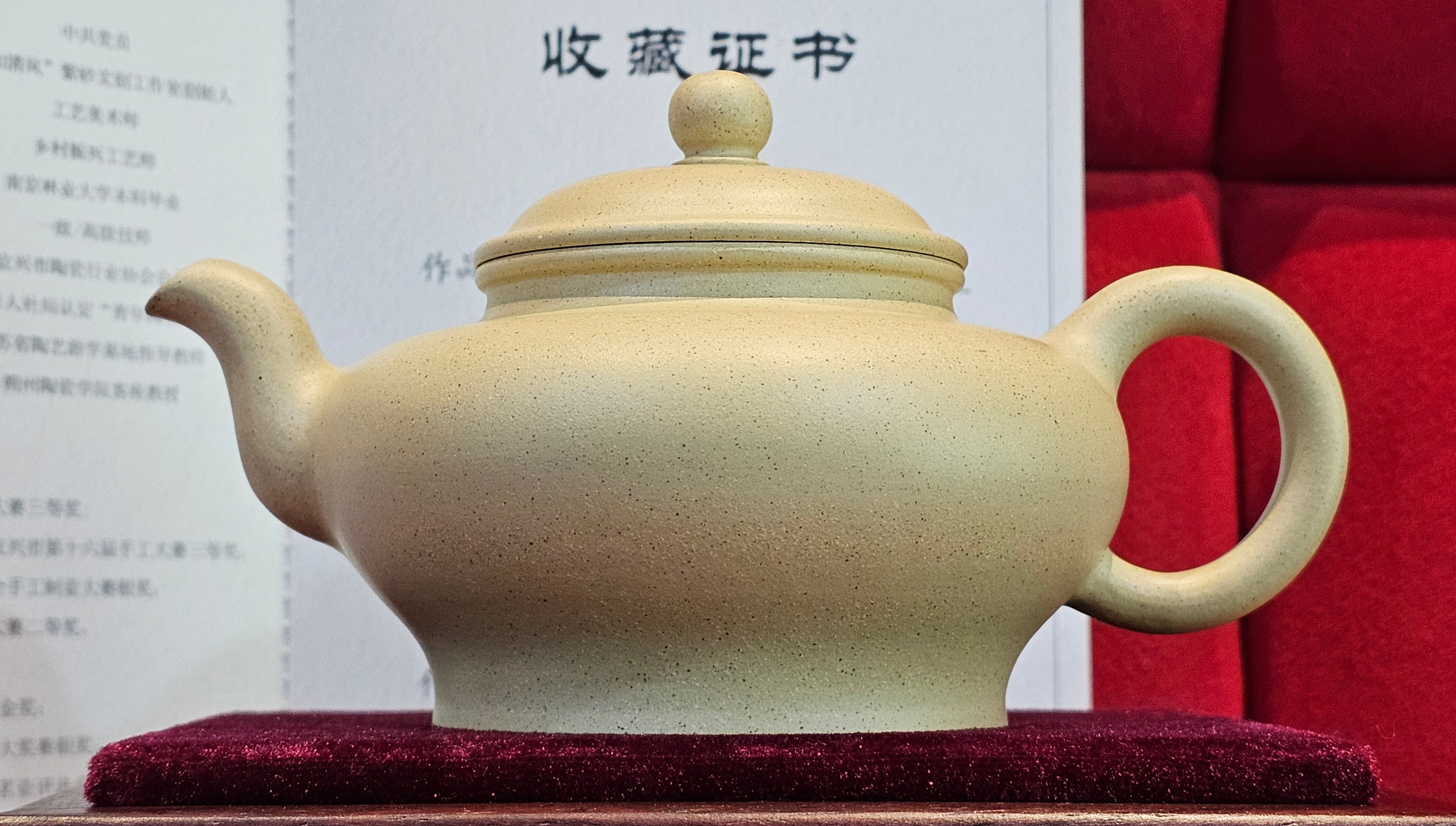 《高耀日》"Gao Yao Ri", Largish ~ 295.3ml, Ben Shan Duan Ni 本山段泥 ~ Crafted by L3A Consummate Master Artist Li Yan Ru 李艳如 ~ Congratulations!to Mr J.G.! 0851hrs 21st Sept 2025, New Orleans! LA!