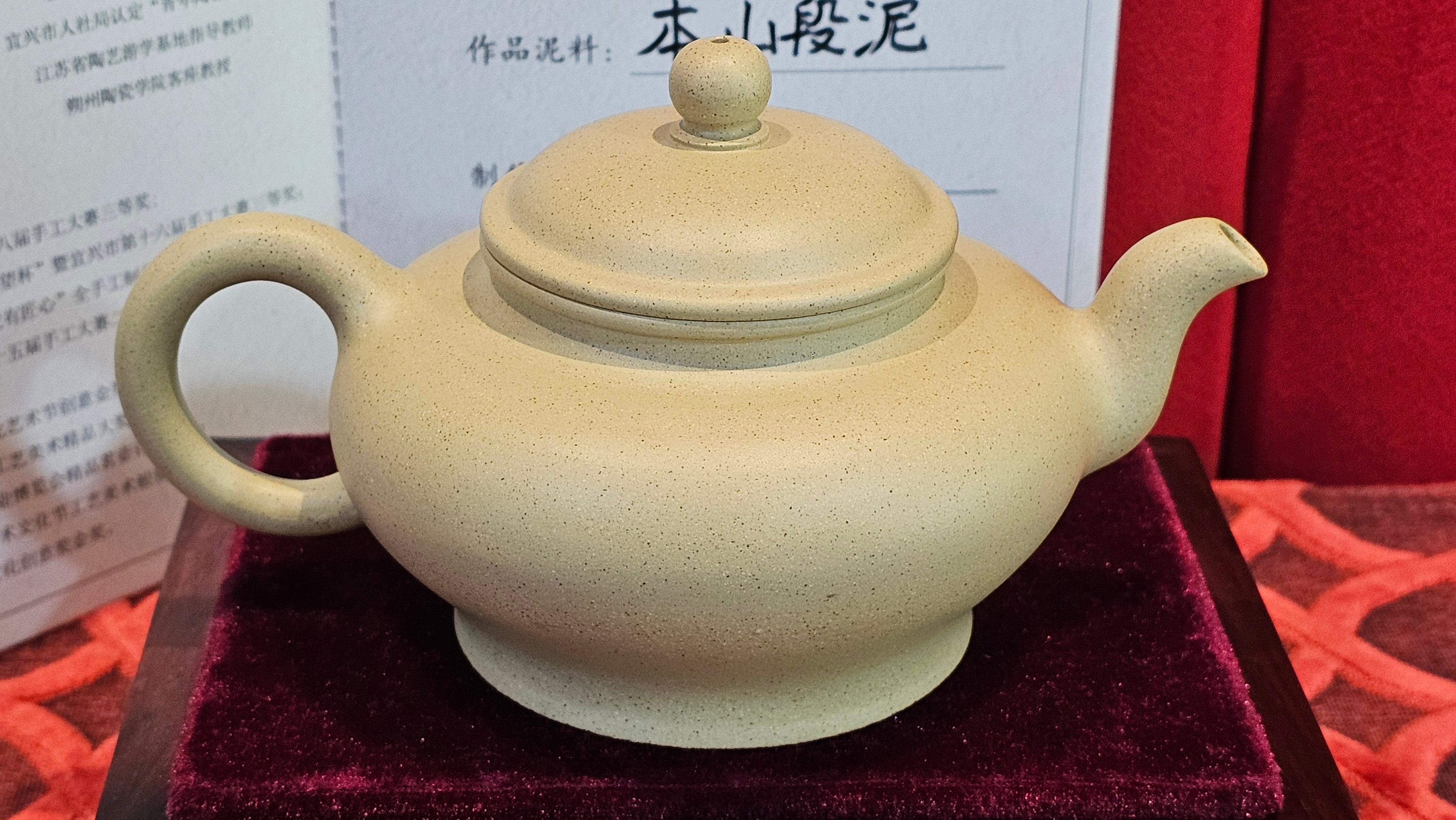 《高耀日》"Gao Yao Ri", Largish ~ 295.3ml, Ben Shan Duan Ni 本山段泥 ~ Crafted by L3A Consummate Master Artist Li Yan Ru 李艳如 ~ Congratulations!to Mr J.G.! 0851hrs 21st Sept 2025, New Orleans! LA!