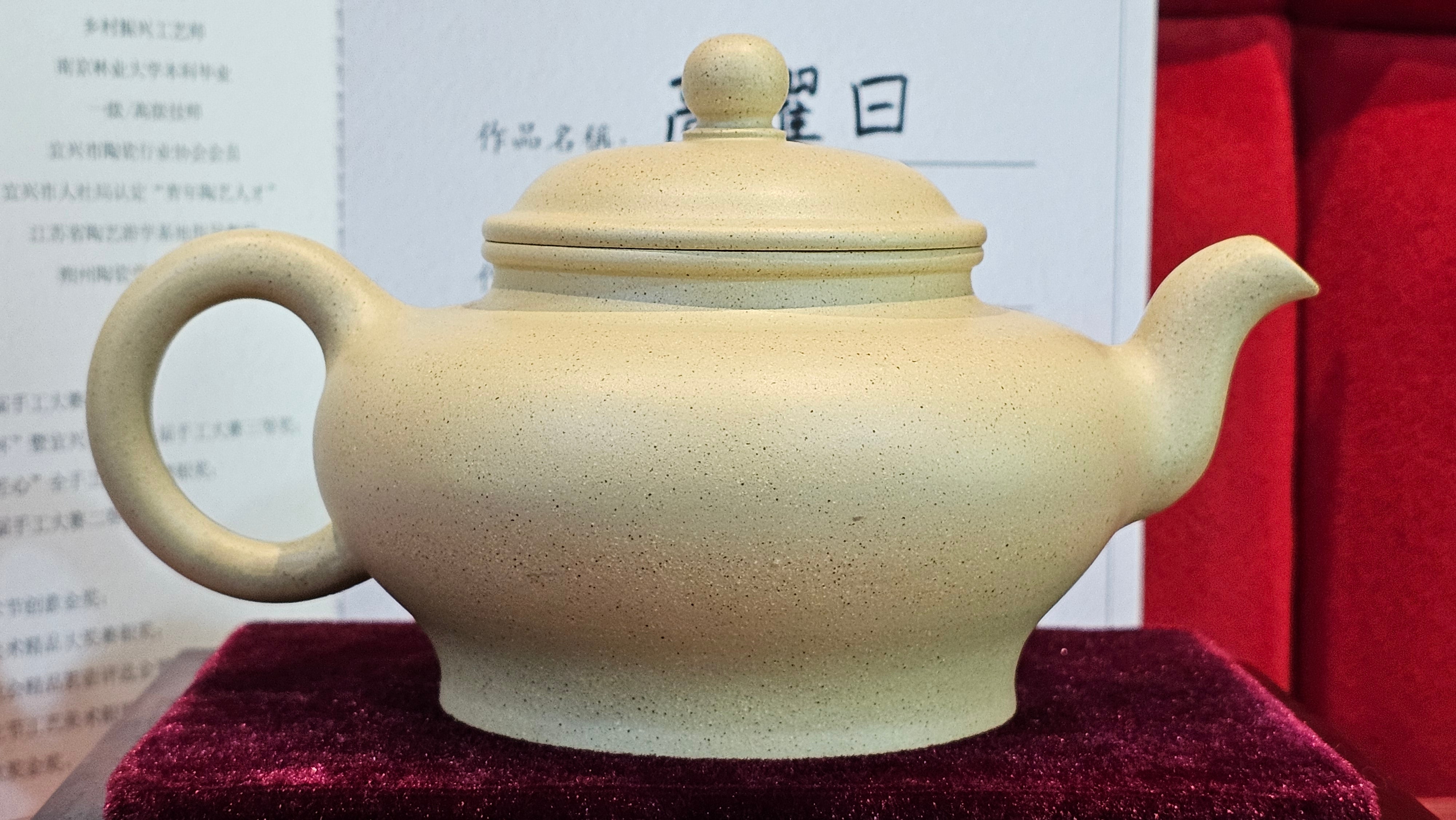 《高耀日》"Gao Yao Ri", Largish ~ 295.3ml, Ben Shan Duan Ni 本山段泥 ~ Crafted by L3A Consummate Master Artist Li Yan Ru 李艳如 ~ Congratulations!to Mr J.G.! 0851hrs 21st Sept 2025, New Orleans! LA!
