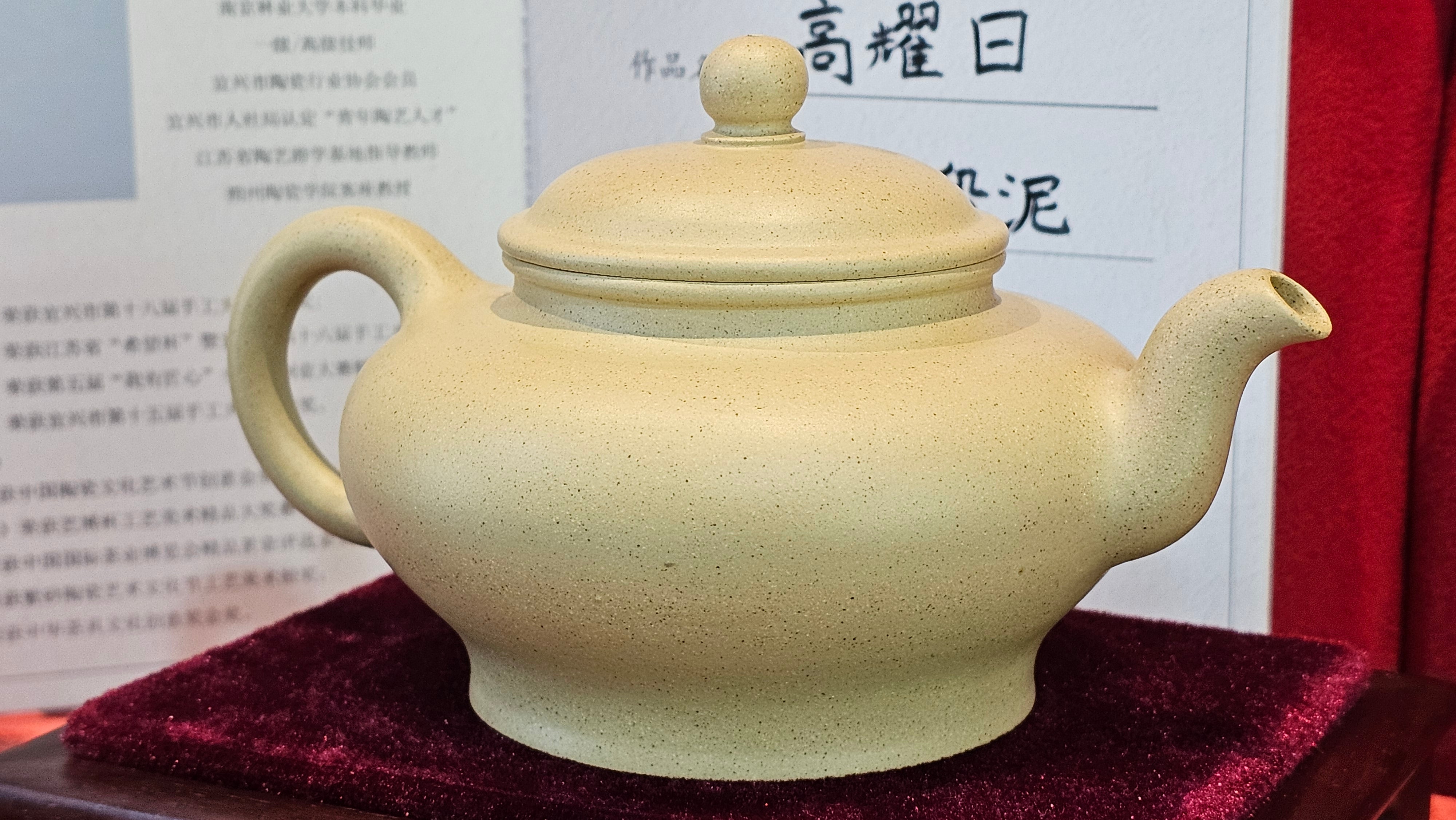 《高耀日》"Gao Yao Ri", Largish ~ 295.3ml, Ben Shan Duan Ni 本山段泥 ~ Crafted by L3A Consummate Master Artist Li Yan Ru 李艳如 ~ Congratulations!to Mr J.G.! 0851hrs 21st Sept 2025, New Orleans! LA!