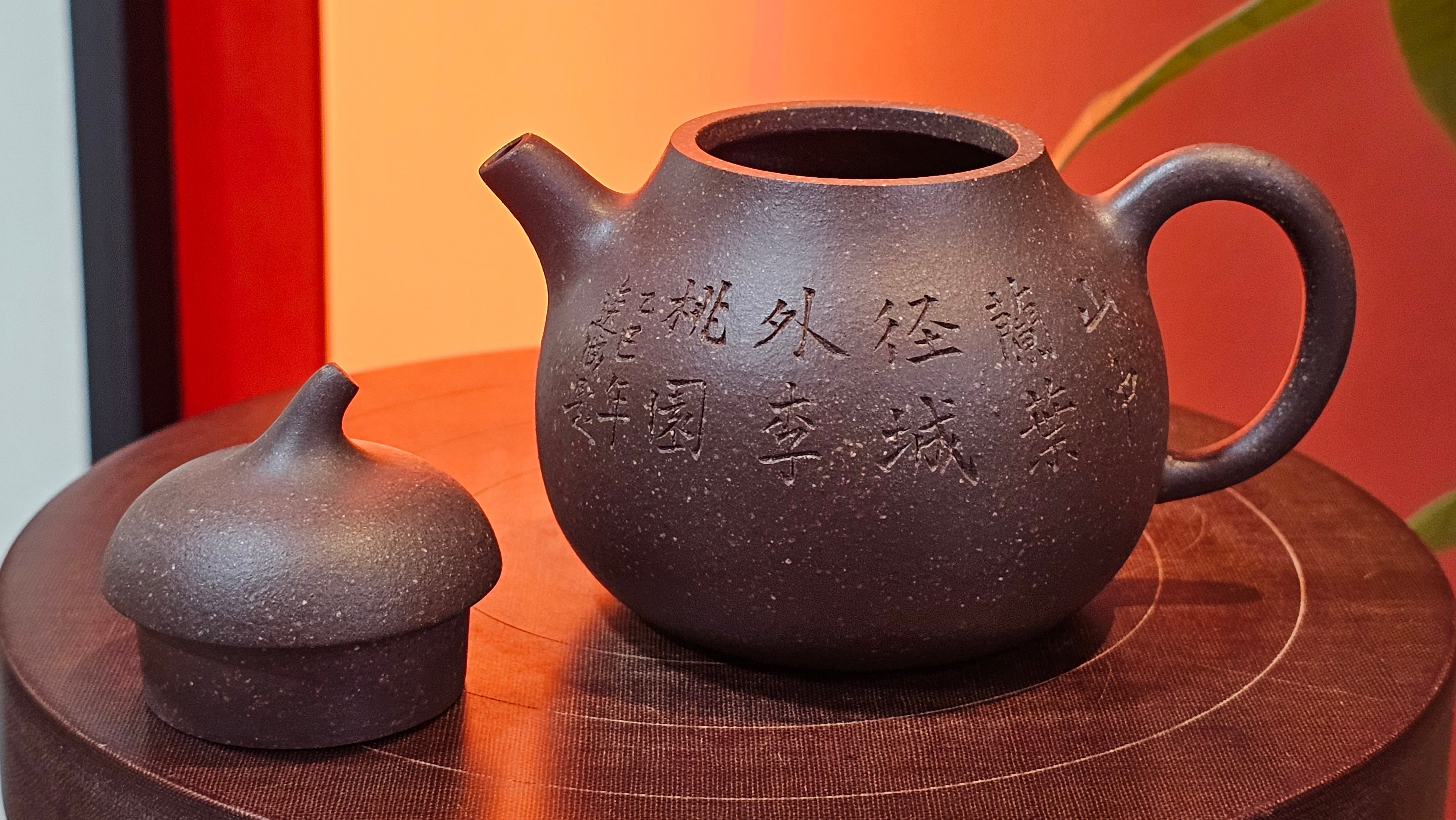 Qie Gua《茄瓜》~ "The Gourd", 153.3ml, Hei Zi Ni 黑紫泥, by our Craftsman Zhang Huan 张欢, Calligraphy and Orchids Engraving by Craftsman Yi Cheng 逸成 Congratulations!to Mr S.S.! 1401hrs 24th Sept 2025! India🇮🇳!