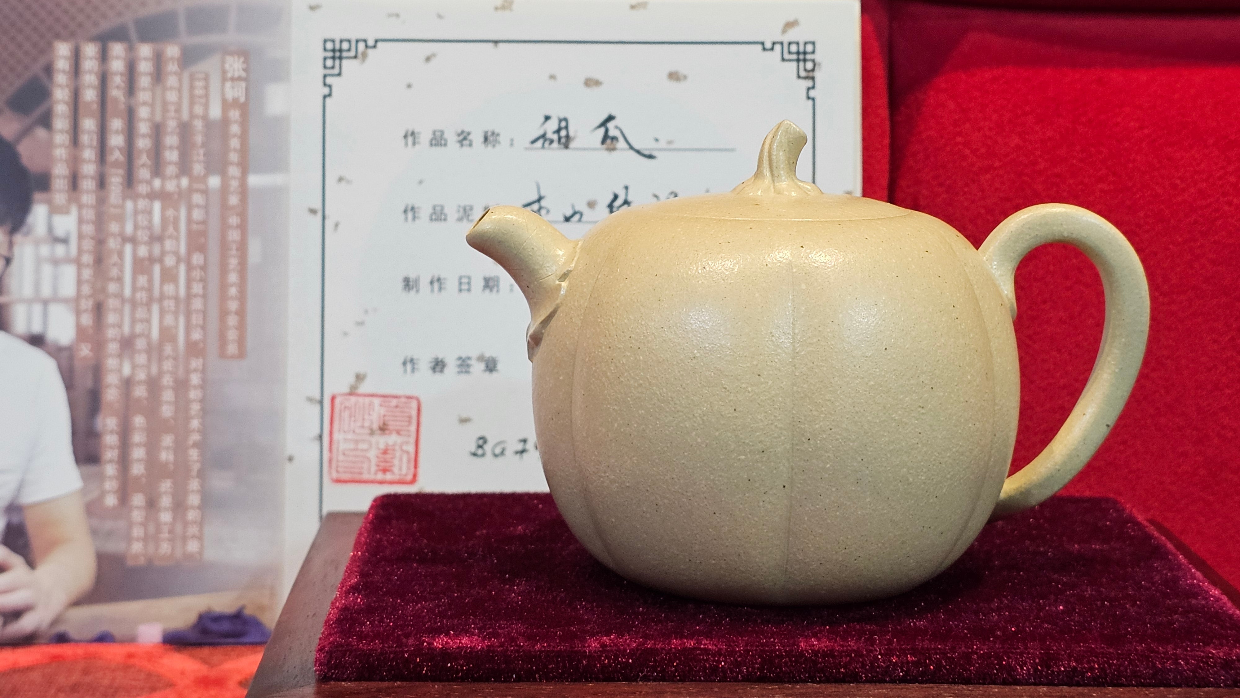 Commissioned work for Ms S.Muller: ZiSha work《甜瓜》"Tian Gua" 210ml, made with Cao Family's 100% BenShan LüNi 本山绿泥, crafted by L4 Assoc Master Artist Zhang Ke 助理工艺美术师, 张轲 ~ COMPLETED and CONGRATULATIONS to Ms S.Muller, Velden! The Netherlands🇳🇱.