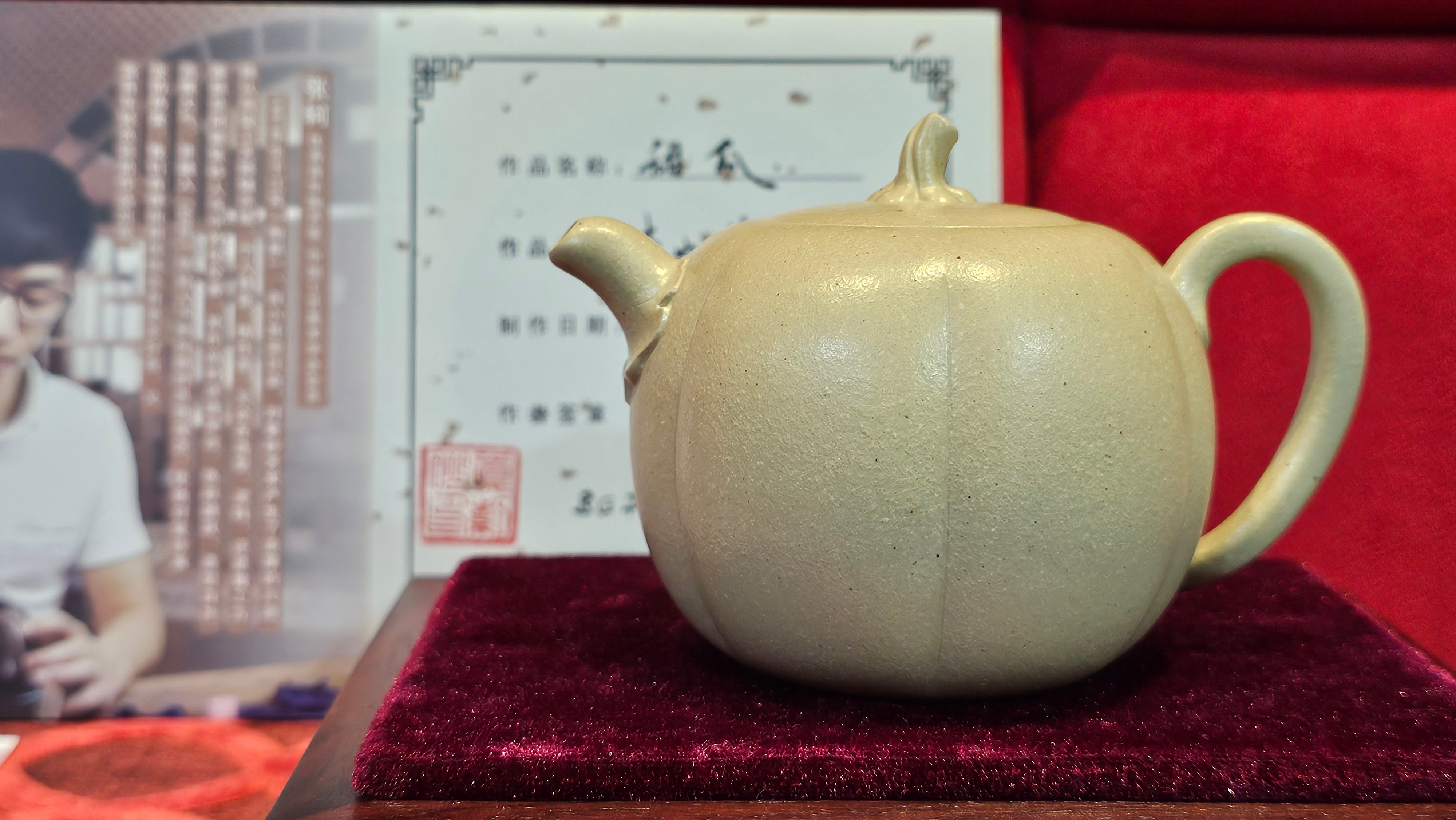 Commissioned work for Ms S.Muller: ZiSha work《甜瓜》"Tian Gua" 210ml, made with Cao Family's 100% BenShan LüNi 本山绿泥, crafted by L4 Assoc Master Artist Zhang Ke 助理工艺美术师, 张轲 ~ COMPLETED and CONGRATULATIONS to Ms S.Muller, Velden! The Netherlands🇳🇱.