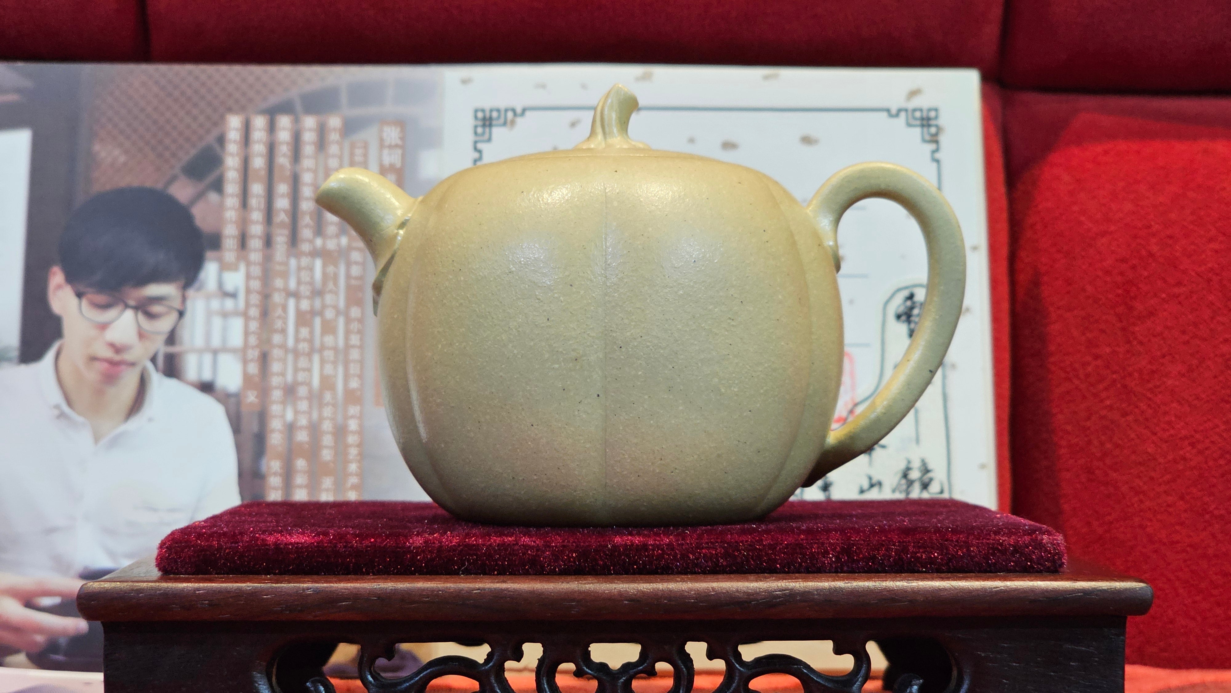 Commissioned work for Ms S.Muller: ZiSha work《甜瓜》"Tian Gua" 210ml, made with Cao Family's 100% BenShan LüNi 本山绿泥, crafted by L4 Assoc Master Artist Zhang Ke 助理工艺美术师, 张轲 ~ COMPLETED and CONGRATULATIONS to Ms S.Muller, Velden! The Netherlands🇳🇱.