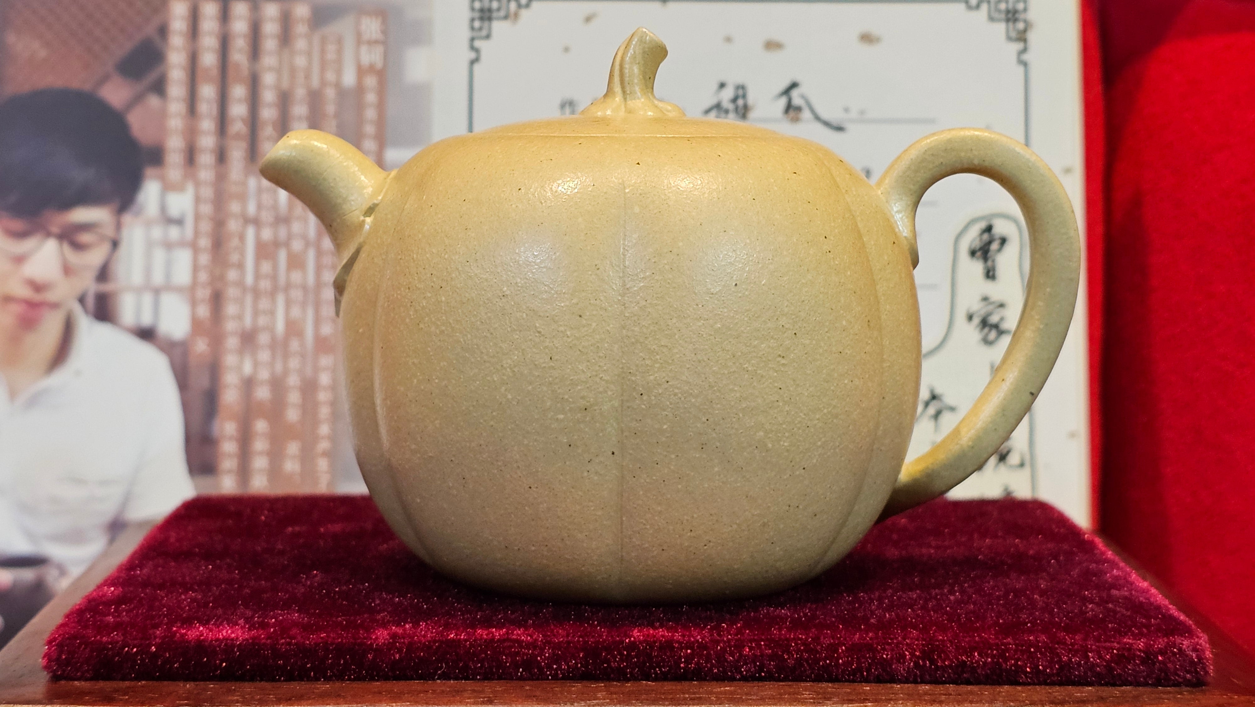 Commissioned work for Ms S.Muller: ZiSha work《甜瓜》"Tian Gua" 210ml, made with Cao Family's 100% BenShan LüNi 本山绿泥, crafted by L4 Assoc Master Artist Zhang Ke 助理工艺美术师, 张轲 ~ COMPLETED and CONGRATULATIONS to Ms S.Muller, Velden! The Netherlands🇳🇱.