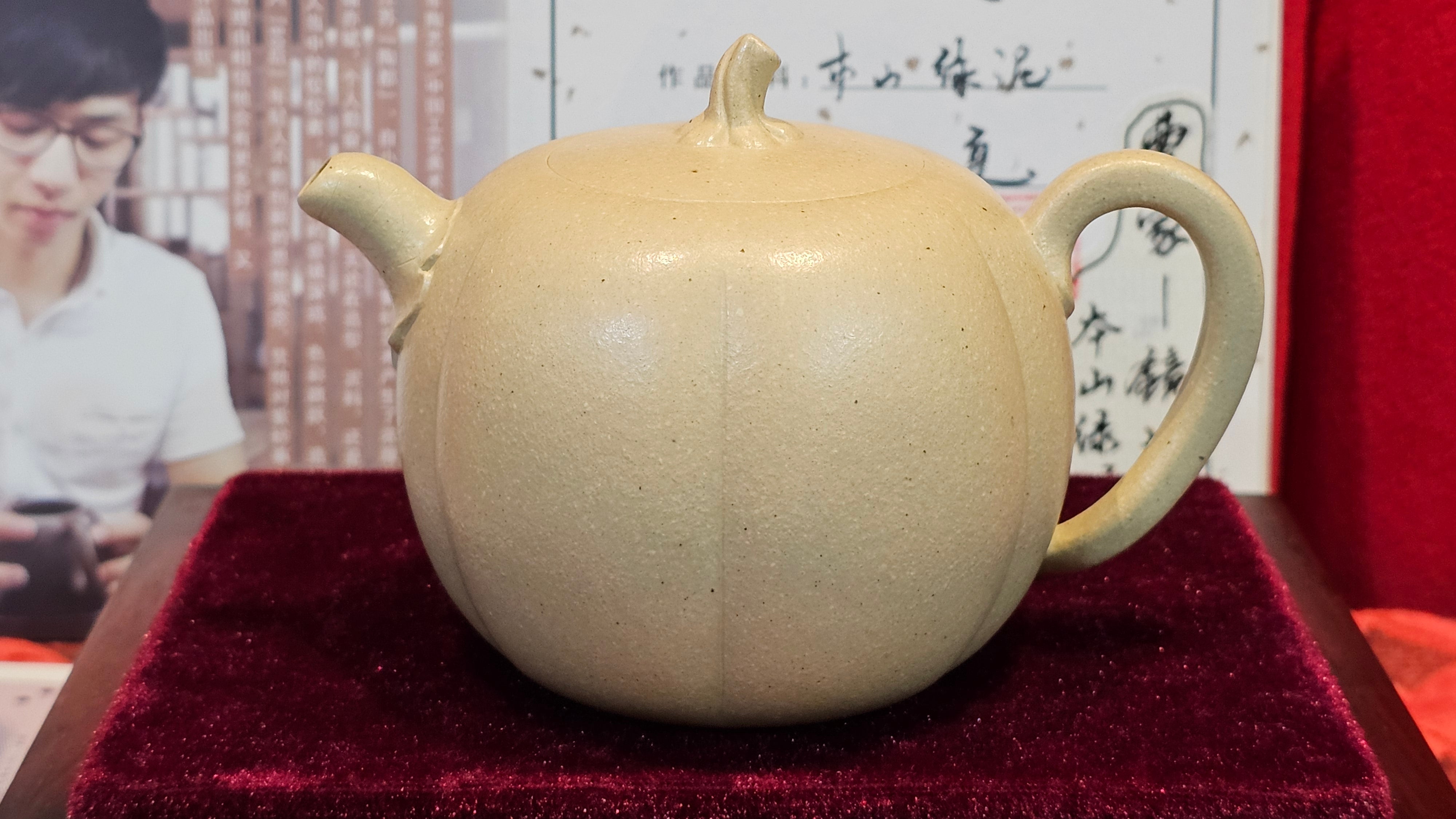 Commissioned work for Ms S.Muller: ZiSha work《甜瓜》"Tian Gua" 210ml, made with Cao Family's 100% BenShan LüNi 本山绿泥, crafted by L4 Assoc Master Artist Zhang Ke 助理工艺美术师, 张轲 ~ COMPLETED and CONGRATULATIONS to Ms S.Muller, Velden! The Netherlands🇳🇱.