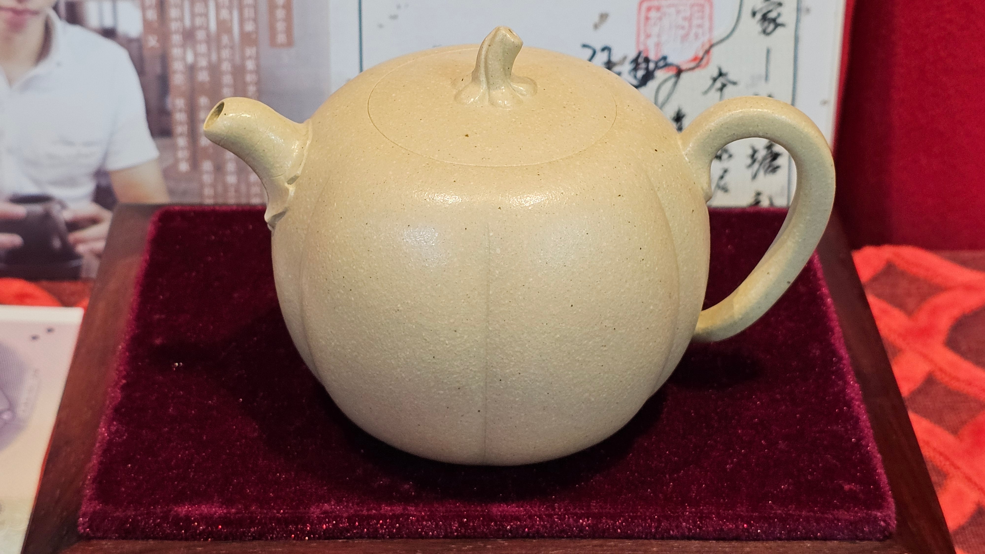 Commissioned work for Ms S.Muller: ZiSha work《甜瓜》"Tian Gua" 210ml, made with Cao Family's 100% BenShan LüNi 本山绿泥, crafted by L4 Assoc Master Artist Zhang Ke 助理工艺美术师, 张轲 ~ COMPLETED and CONGRATULATIONS to Ms S.Muller, Velden! The Netherlands🇳🇱.