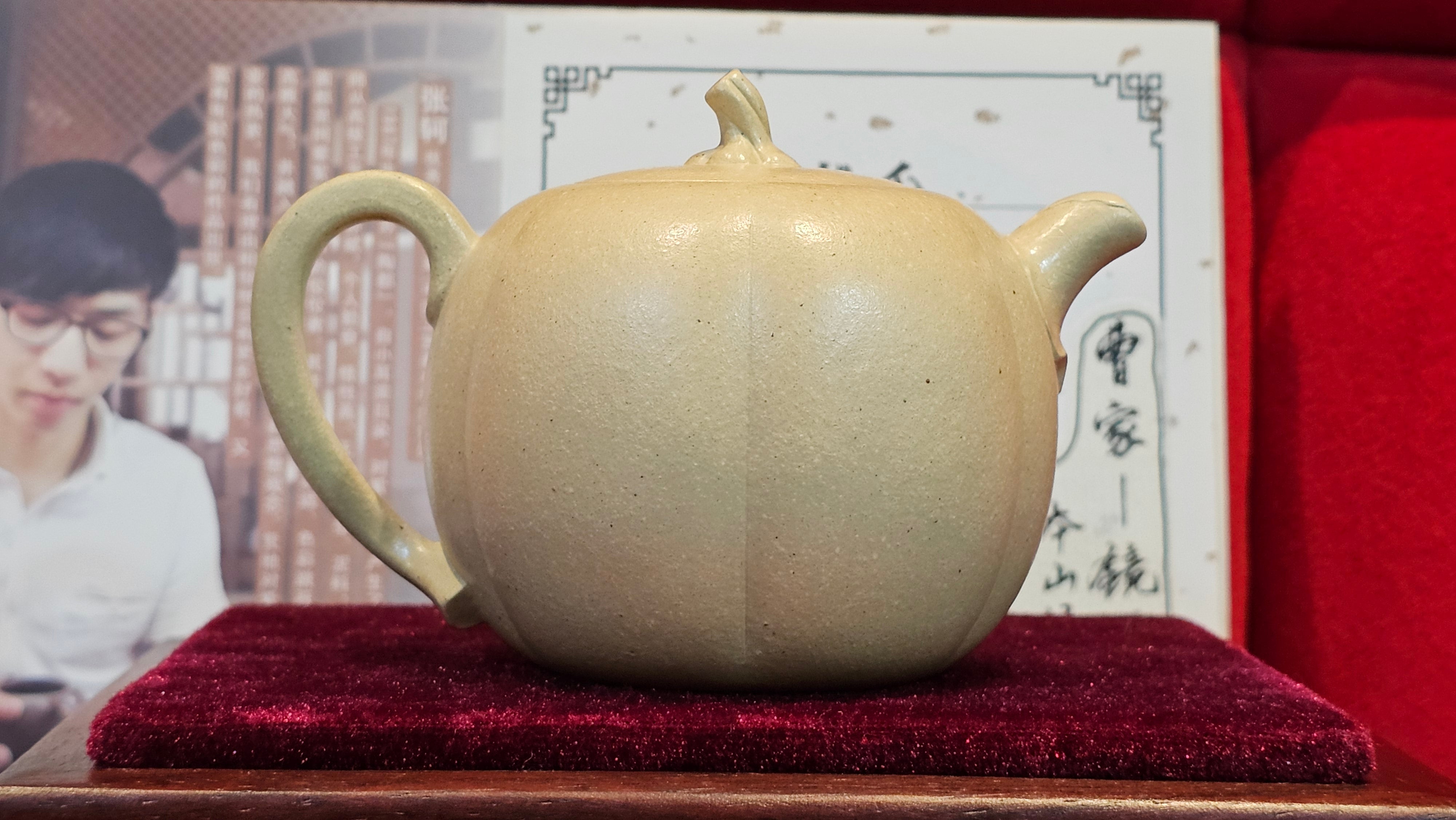 Commissioned work for Ms S.Muller: ZiSha work《甜瓜》"Tian Gua" 210ml, made with Cao Family's 100% BenShan LüNi 本山绿泥, crafted by L4 Assoc Master Artist Zhang Ke 助理工艺美术师, 张轲 ~ COMPLETED and CONGRATULATIONS to Ms S.Muller, Velden! The Netherlands🇳🇱.