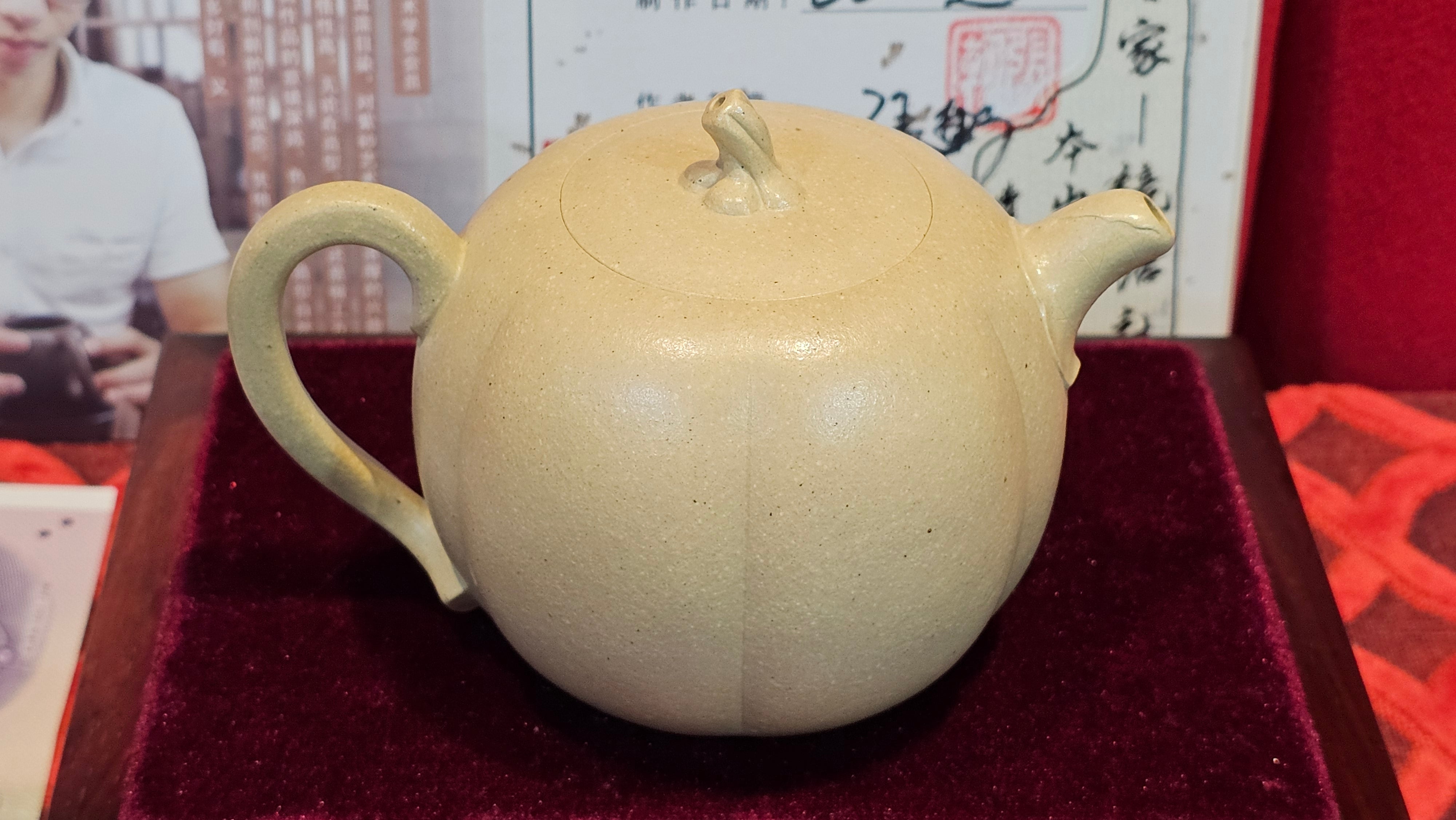 Commissioned work for Ms S.Muller: ZiSha work《甜瓜》"Tian Gua" 210ml, made with Cao Family's 100% BenShan LüNi 本山绿泥, crafted by L4 Assoc Master Artist Zhang Ke 助理工艺美术师, 张轲 ~ COMPLETED and CONGRATULATIONS to Ms S.Muller, Velden! The Netherlands🇳🇱.