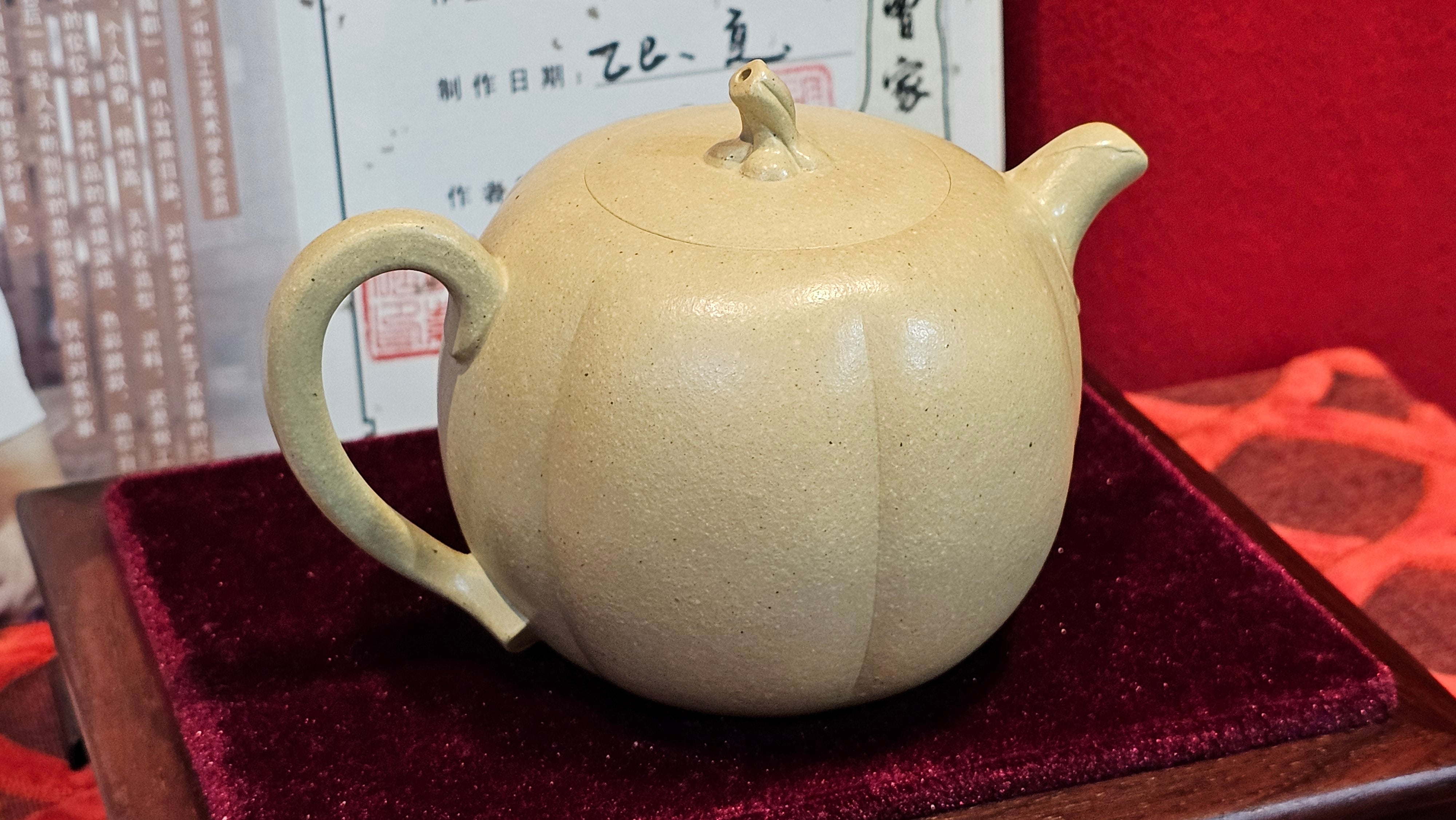 Commissioned work for Ms S.Muller: ZiSha work《甜瓜》"Tian Gua" 210ml, made with Cao Family's 100% BenShan LüNi 本山绿泥, crafted by L4 Assoc Master Artist Zhang Ke 助理工艺美术师, 张轲 ~ COMPLETED and CONGRATULATIONS to Ms S.Muller, Velden! The Netherlands🇳🇱.