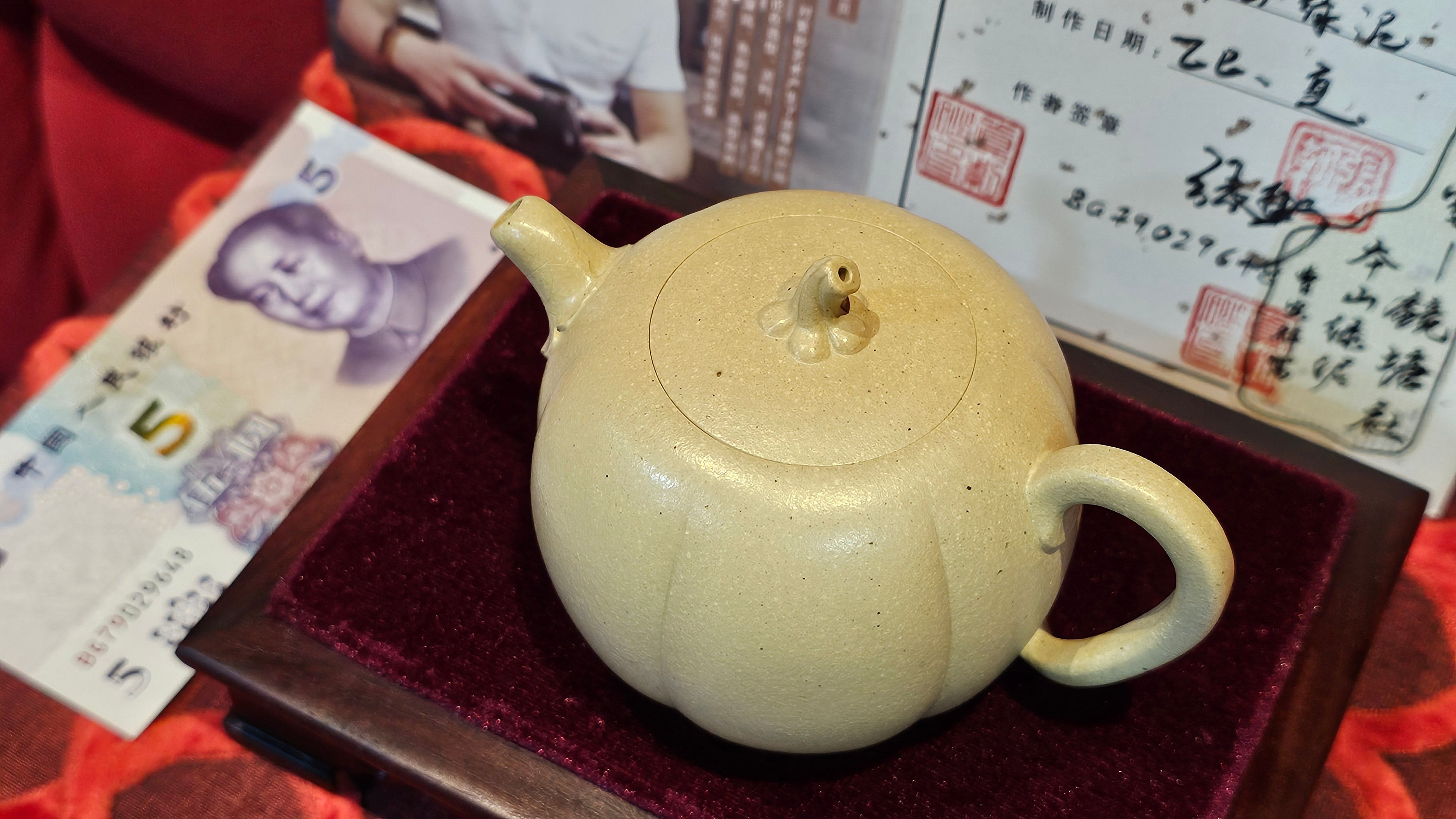 Commissioned work for Ms S.Muller: ZiSha work《甜瓜》"Tian Gua" 210ml, made with Cao Family's 100% BenShan LüNi 本山绿泥, crafted by L4 Assoc Master Artist Zhang Ke 助理工艺美术师, 张轲 ~ COMPLETED and CONGRATULATIONS to Ms S.Muller, Velden! The Netherlands🇳🇱.