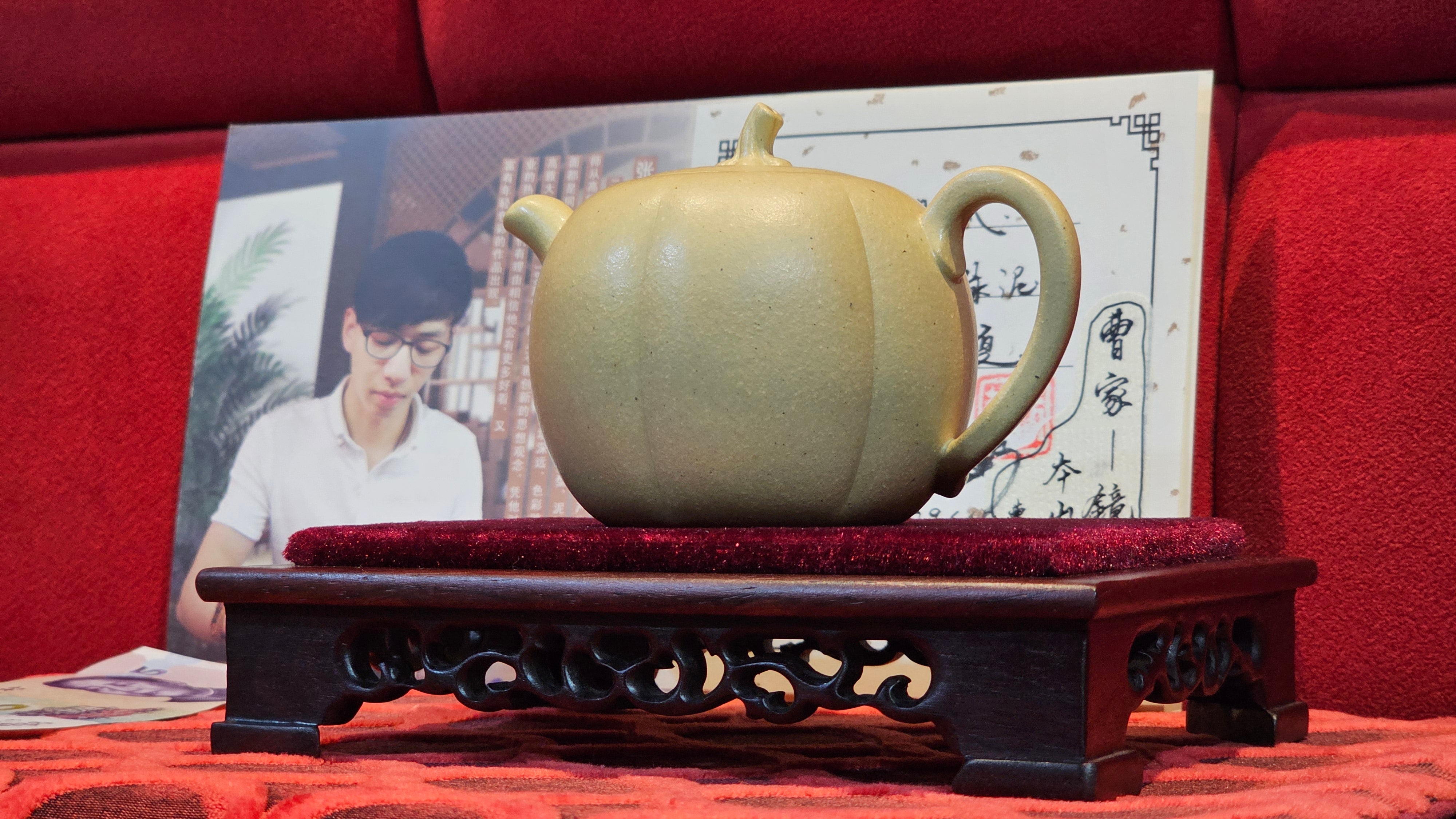 Commissioned work for Ms S.Muller: ZiSha work《甜瓜》"Tian Gua" 210ml, made with Cao Family's 100% BenShan LüNi 本山绿泥, crafted by L4 Assoc Master Artist Zhang Ke 助理工艺美术师, 张轲 ~ COMPLETED and CONGRATULATIONS to Ms S.Muller, Velden! The Netherlands🇳🇱.