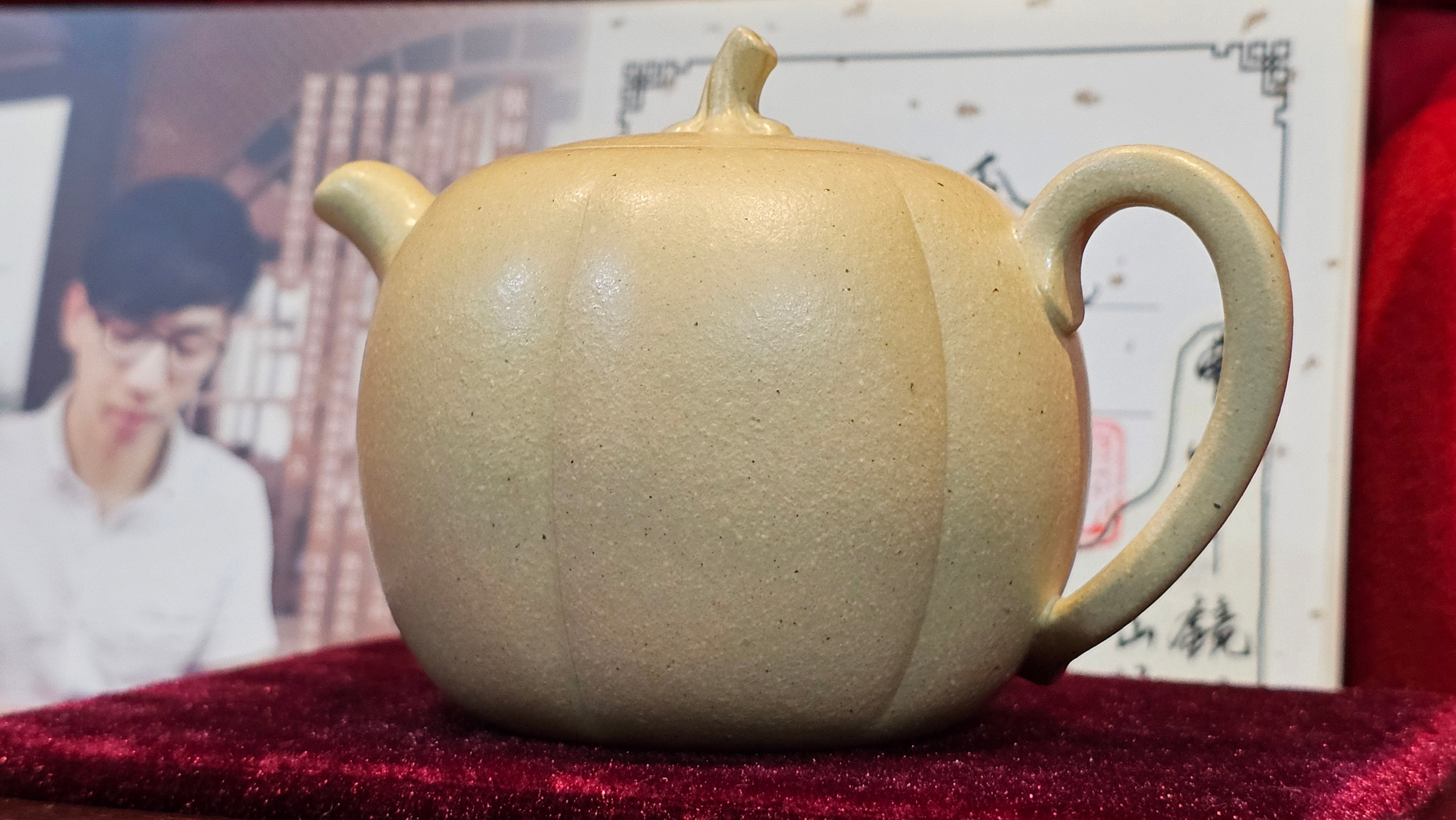 Commissioned work for Ms S.Muller: ZiSha work《甜瓜》"Tian Gua" 210ml, made with Cao Family's 100% BenShan LüNi 本山绿泥, crafted by L4 Assoc Master Artist Zhang Ke 助理工艺美术师, 张轲 ~ COMPLETED and CONGRATULATIONS to Ms S.Muller, Velden! The Netherlands🇳🇱.