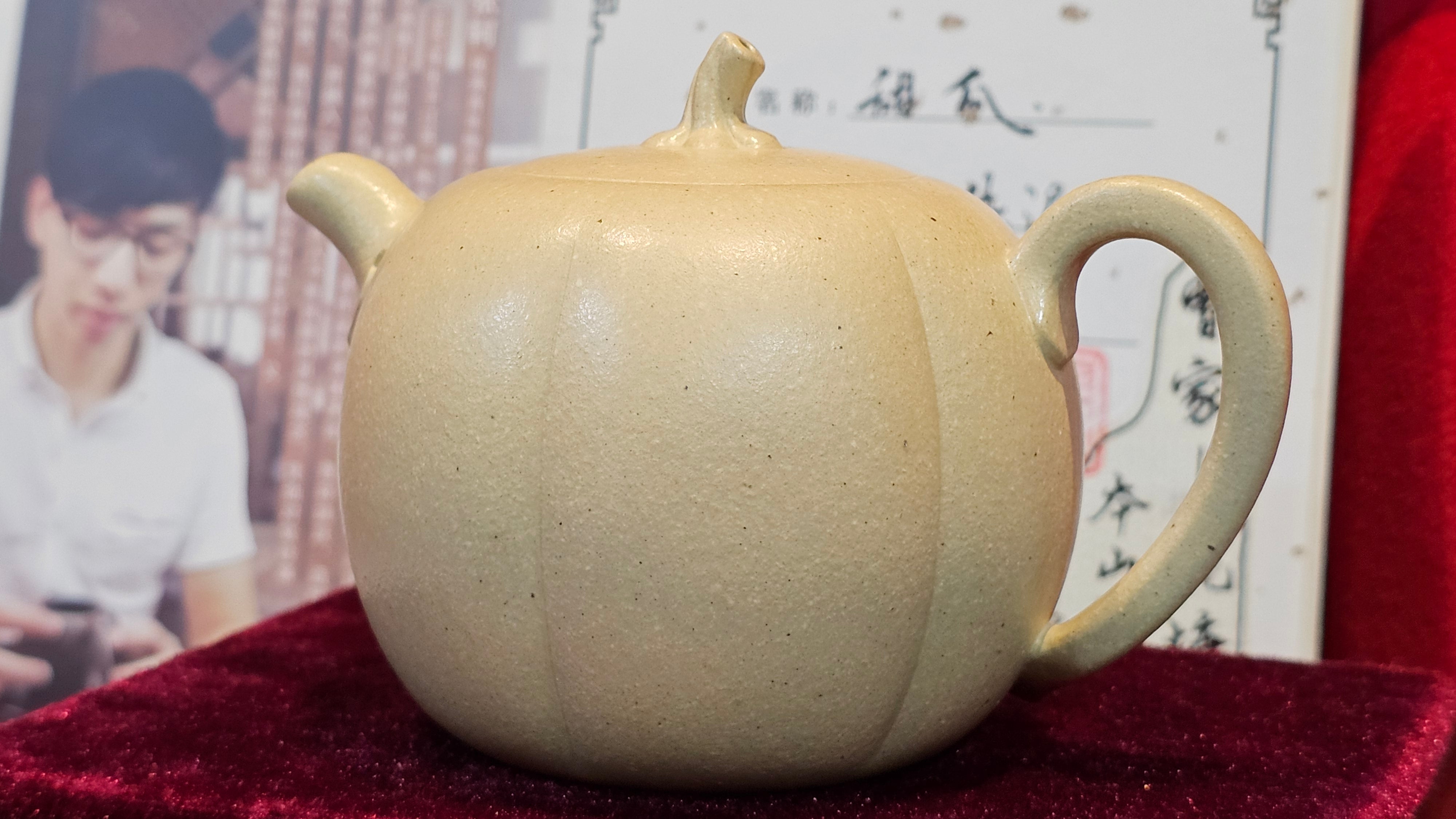 Commissioned work for Ms S.Muller: ZiSha work《甜瓜》"Tian Gua" 210ml, made with Cao Family's 100% BenShan LüNi 本山绿泥, crafted by L4 Assoc Master Artist Zhang Ke 助理工艺美术师, 张轲 ~ COMPLETED and CONGRATULATIONS to Ms S.Muller, Velden! The Netherlands🇳🇱.