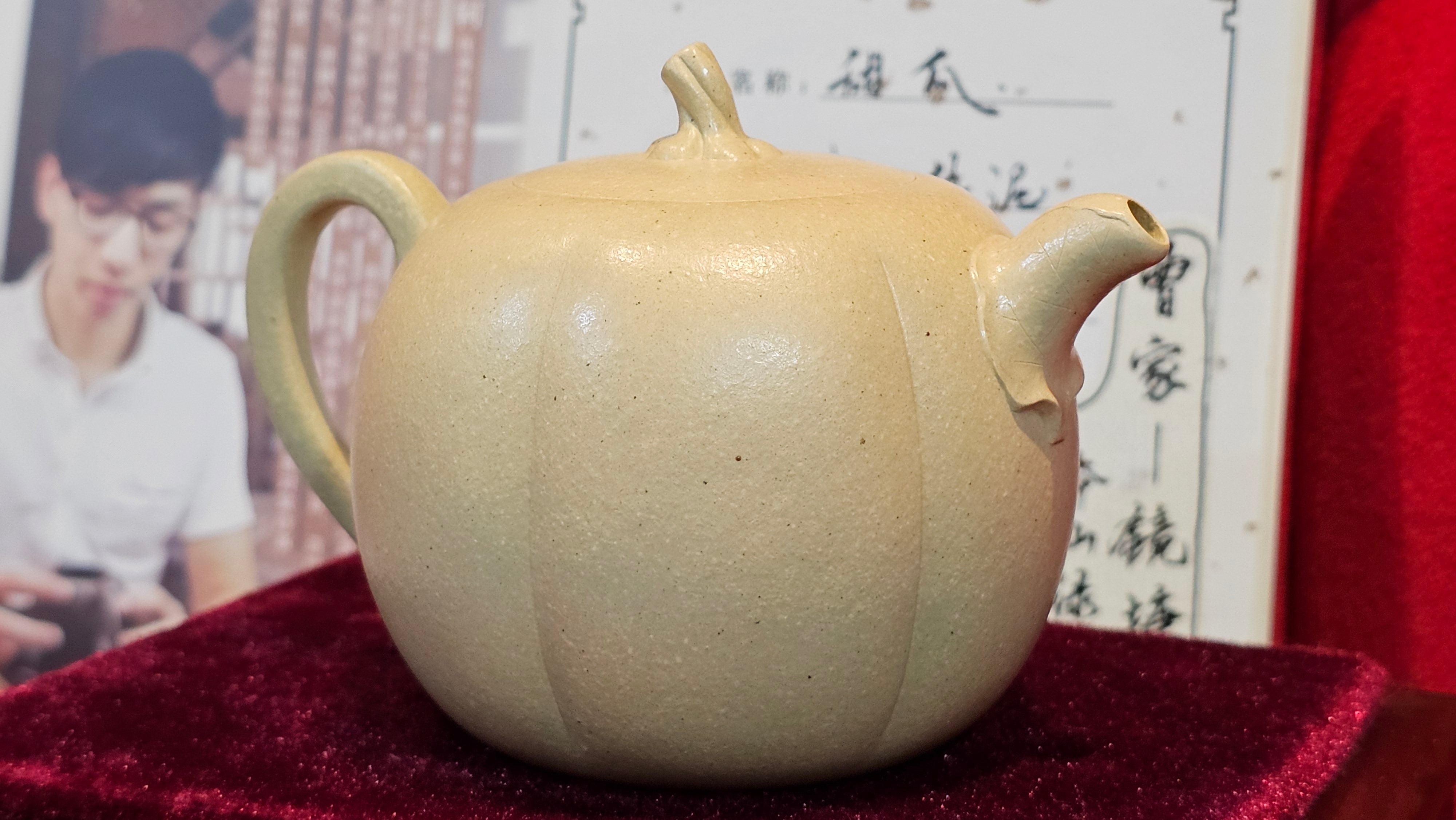 Commissioned work for Ms S.Muller: ZiSha work《甜瓜》"Tian Gua" 210ml, made with Cao Family's 100% BenShan LüNi 本山绿泥, crafted by L4 Assoc Master Artist Zhang Ke 助理工艺美术师, 张轲 ~ COMPLETED and CONGRATULATIONS to Ms S.Muller, Velden! The Netherlands🇳🇱.