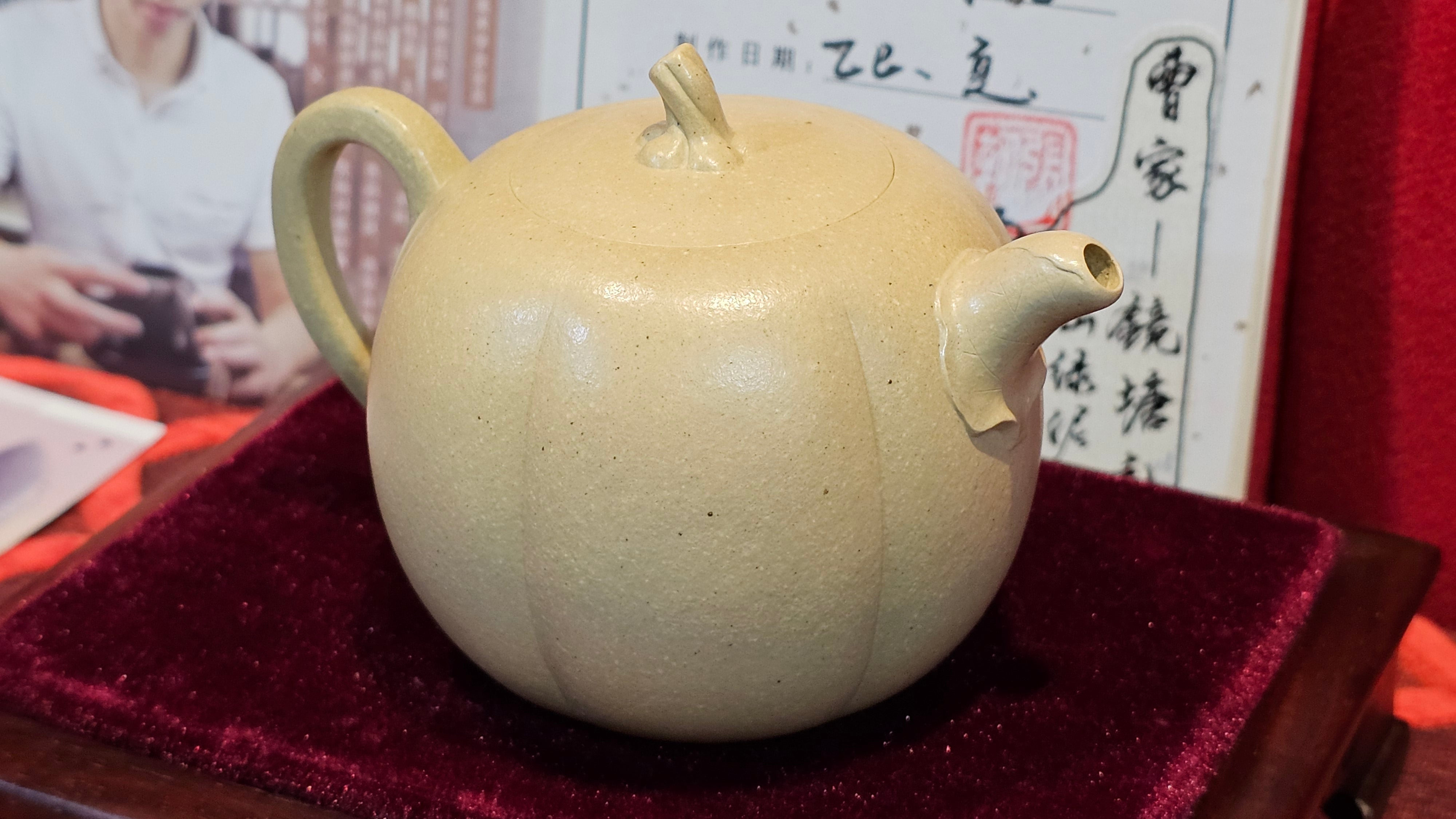 Commissioned work for Ms S.Muller: ZiSha work《甜瓜》"Tian Gua" 210ml, made with Cao Family's 100% BenShan LüNi 本山绿泥, crafted by L4 Assoc Master Artist Zhang Ke 助理工艺美术师, 张轲 ~ COMPLETED and CONGRATULATIONS to Ms S.Muller, Velden! The Netherlands🇳🇱.