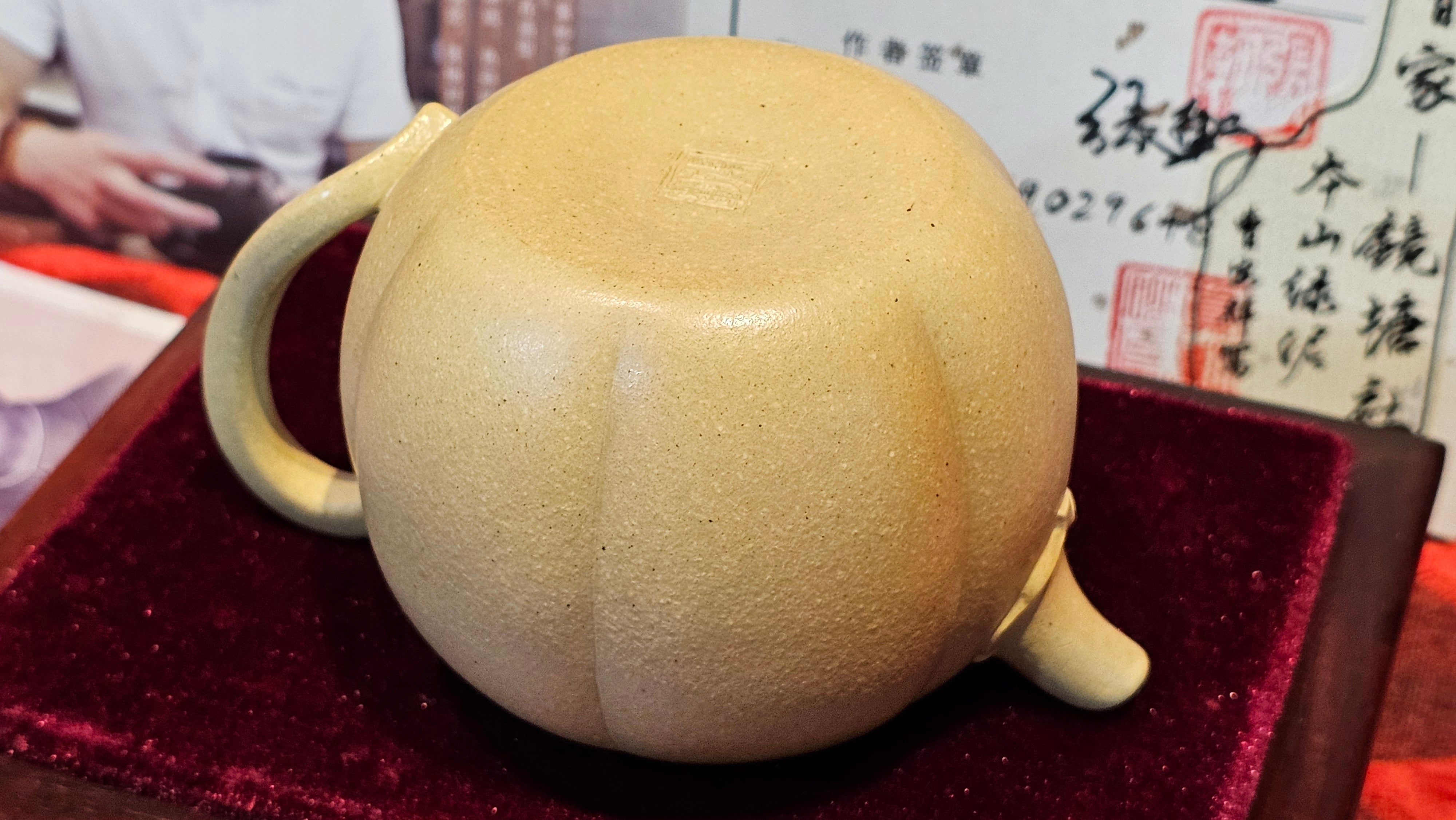 Commissioned work for Ms S.Muller: ZiSha work《甜瓜》"Tian Gua" 210ml, made with Cao Family's 100% BenShan LüNi 本山绿泥, crafted by L4 Assoc Master Artist Zhang Ke 助理工艺美术师, 张轲 ~ COMPLETED and CONGRATULATIONS to Ms S.Muller, Velden! The Netherlands🇳🇱.