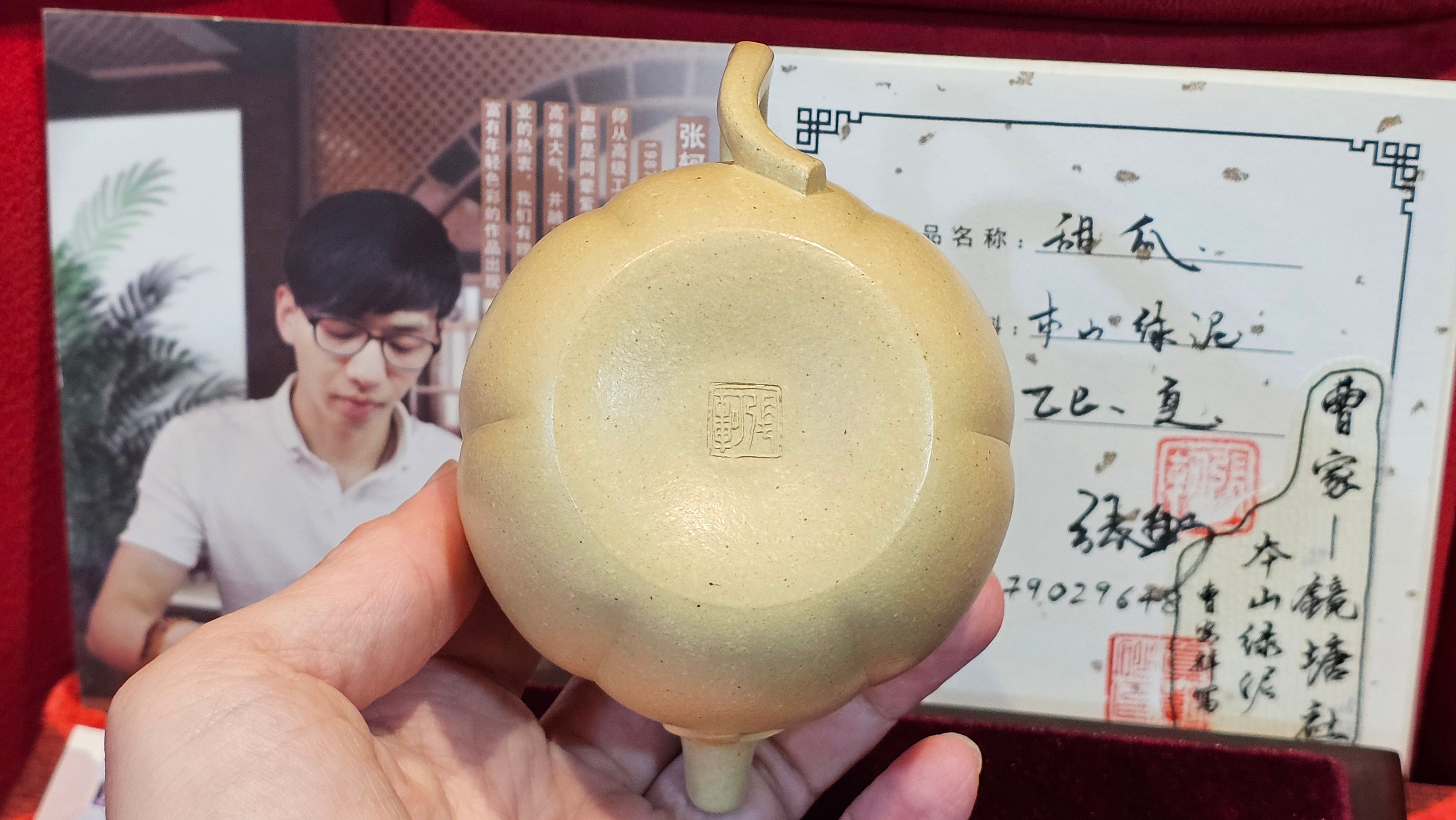 Commissioned work for Ms S.Muller: ZiSha work《甜瓜》"Tian Gua" 210ml, made with Cao Family's 100% BenShan LüNi 本山绿泥, crafted by L4 Assoc Master Artist Zhang Ke 助理工艺美术师, 张轲 ~ COMPLETED and CONGRATULATIONS to Ms S.Muller, Velden! The Netherlands🇳🇱.