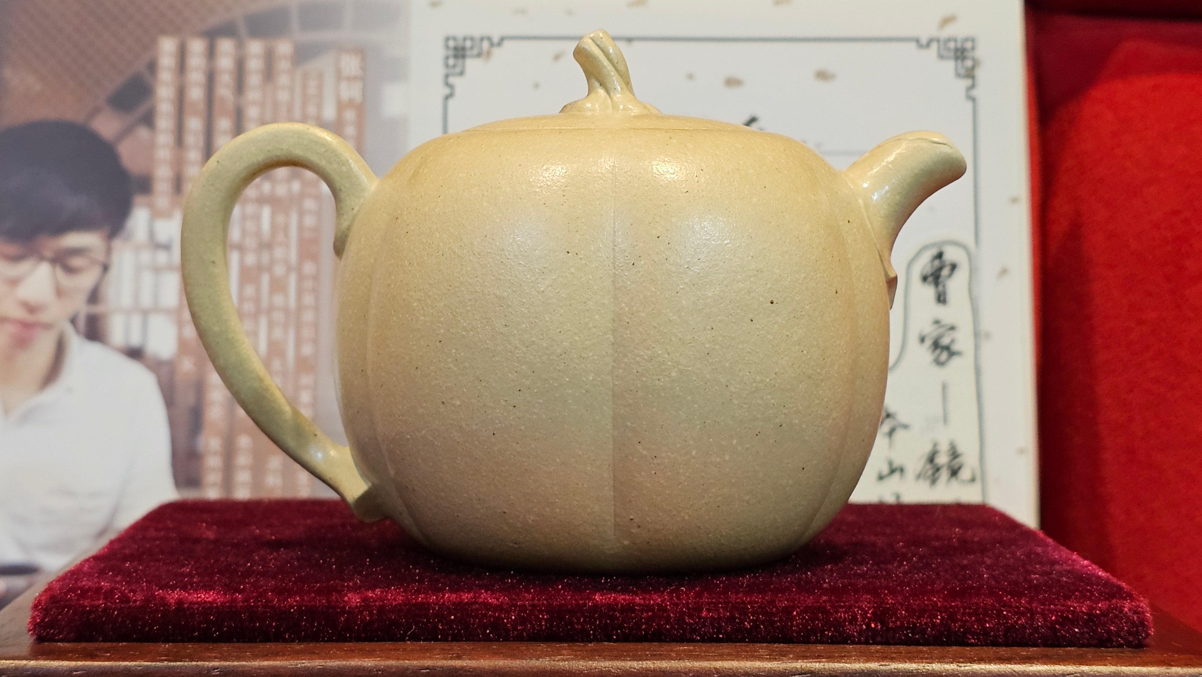 Commissioned work for Ms S.Muller: ZiSha work《甜瓜》"Tian Gua" 210ml, made with Cao Family's 100% BenShan LüNi 本山绿泥, crafted by L4 Assoc Master Artist Zhang Ke 助理工艺美术师, 张轲 ~ COMPLETED and CONGRATULATIONS to Ms S.Muller, Velden! The Netherlands🇳🇱.