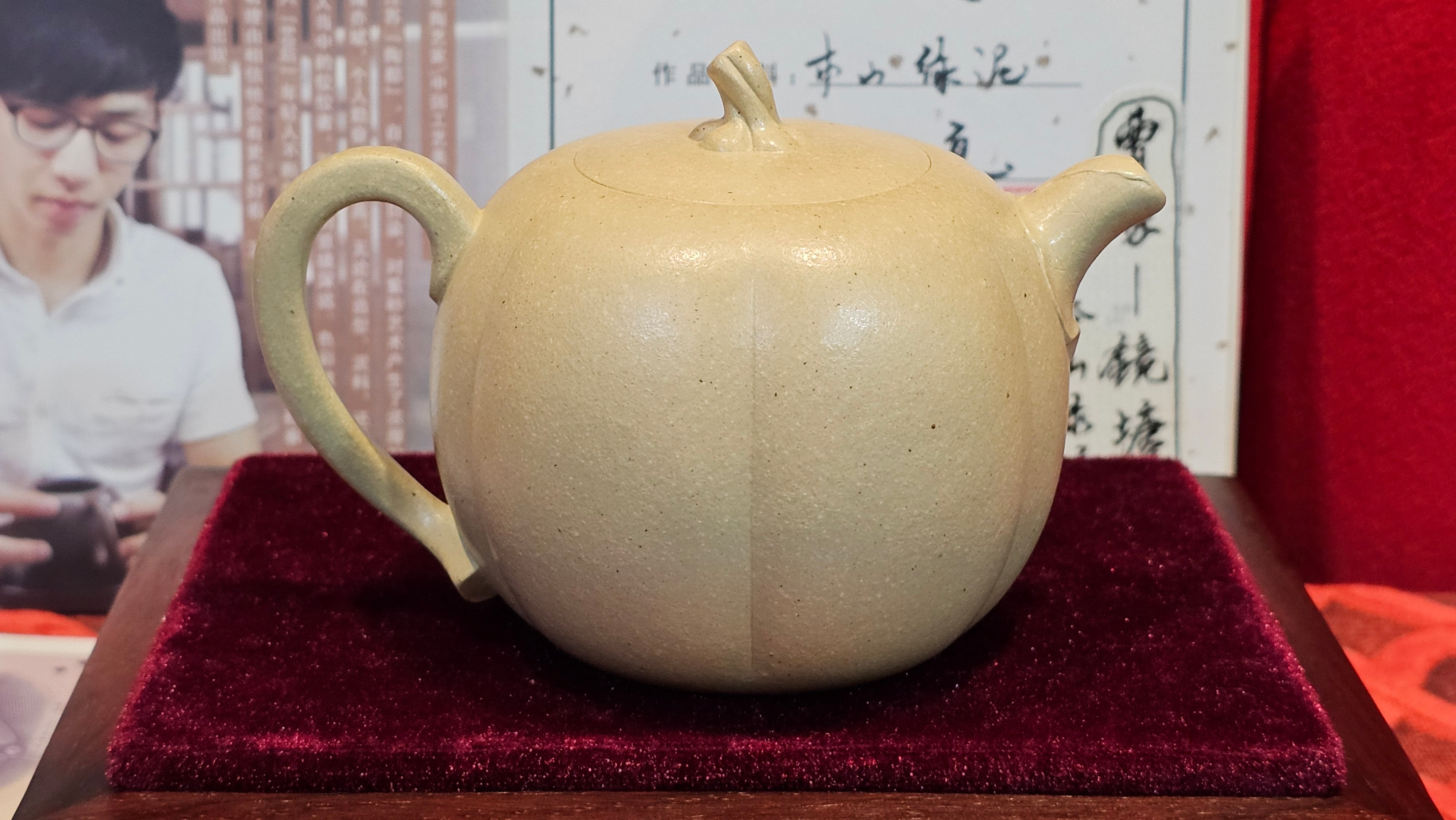 Commissioned work for Ms S.Muller: ZiSha work《甜瓜》"Tian Gua" 210ml, made with Cao Family's 100% BenShan LüNi 本山绿泥, crafted by L4 Assoc Master Artist Zhang Ke 助理工艺美术师, 张轲 ~ COMPLETED and CONGRATULATIONS to Ms S.Muller, Velden! The Netherlands🇳🇱.