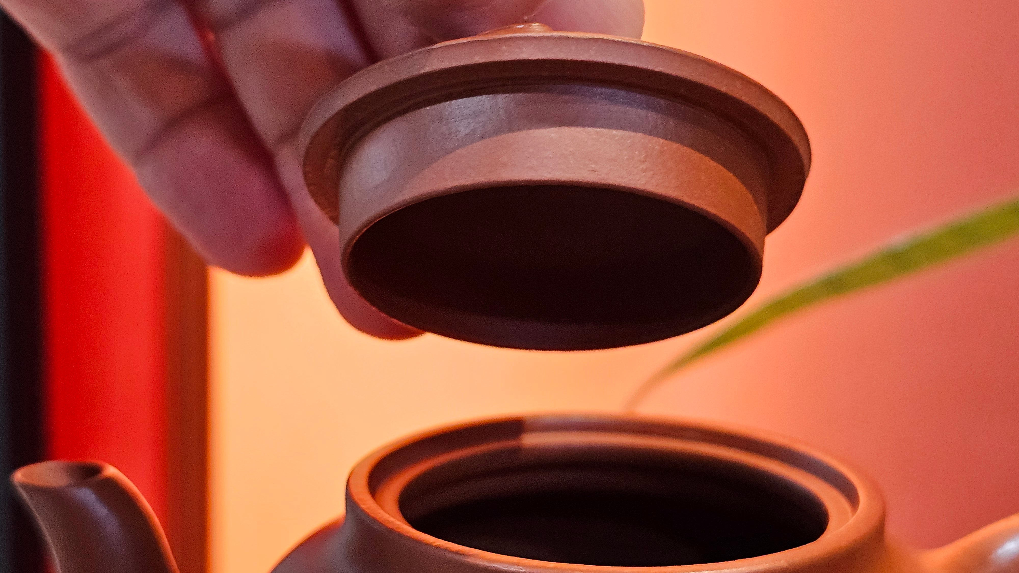 《高风亮节》"Gao Feng Liang Jie",  221.1ml, Ornate 花器! ~ Xiao Mei Yao Zhu Ni 小煤窑朱泥,  by Craftsman Shi Yun 石芸 ~ Congratulations!to Mr J.D.! 2213hrs 8th Oct 2025, Castle Pines! CO!