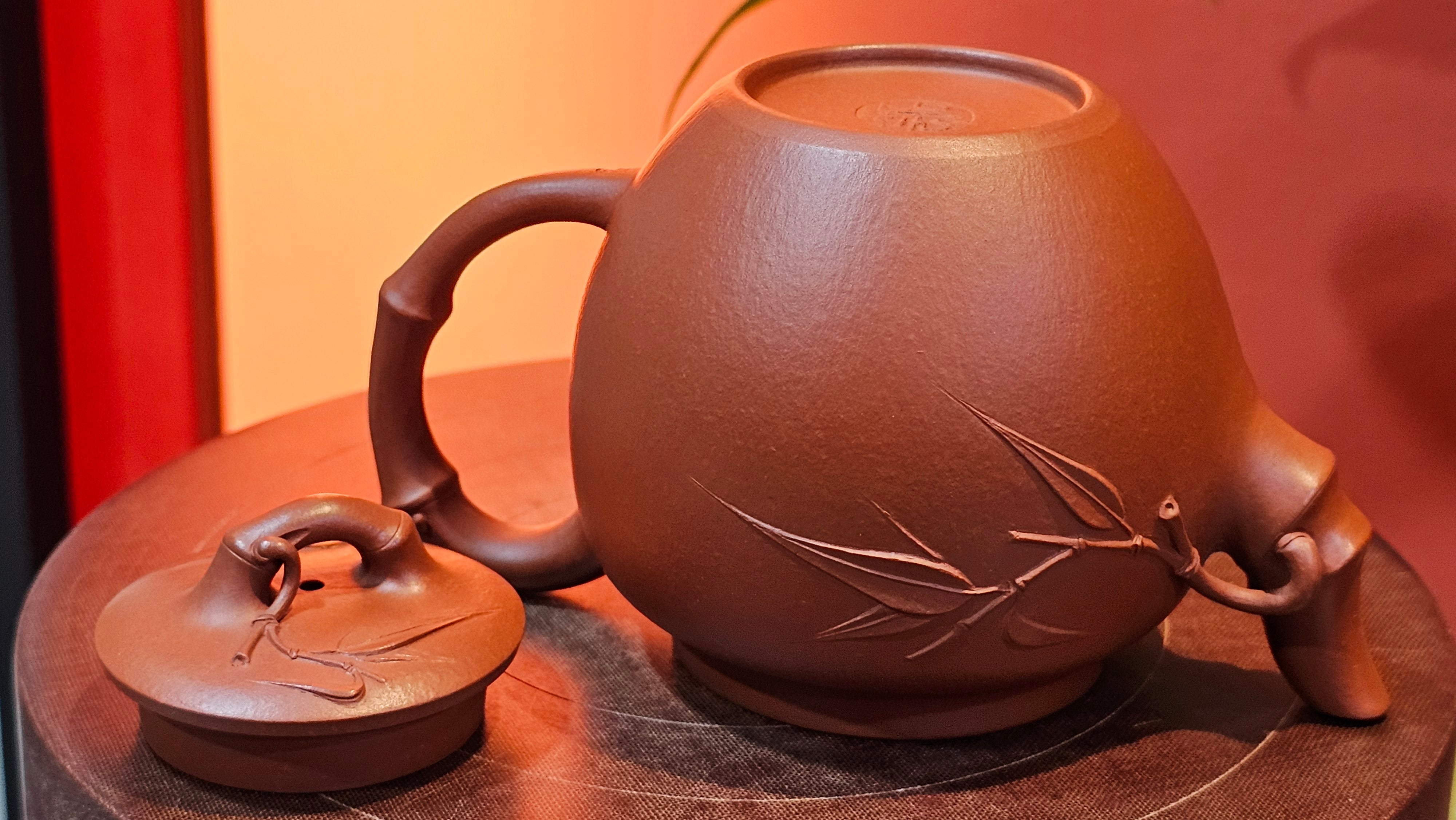 《高风亮节》"Gao Feng Liang Jie",  221.1ml, Ornate 花器! ~ Xiao Mei Yao Zhu Ni 小煤窑朱泥,  by Craftsman Shi Yun 石芸 ~ Congratulations!to Mr J.D.! 2213hrs 8th Oct 2025, Castle Pines! CO!