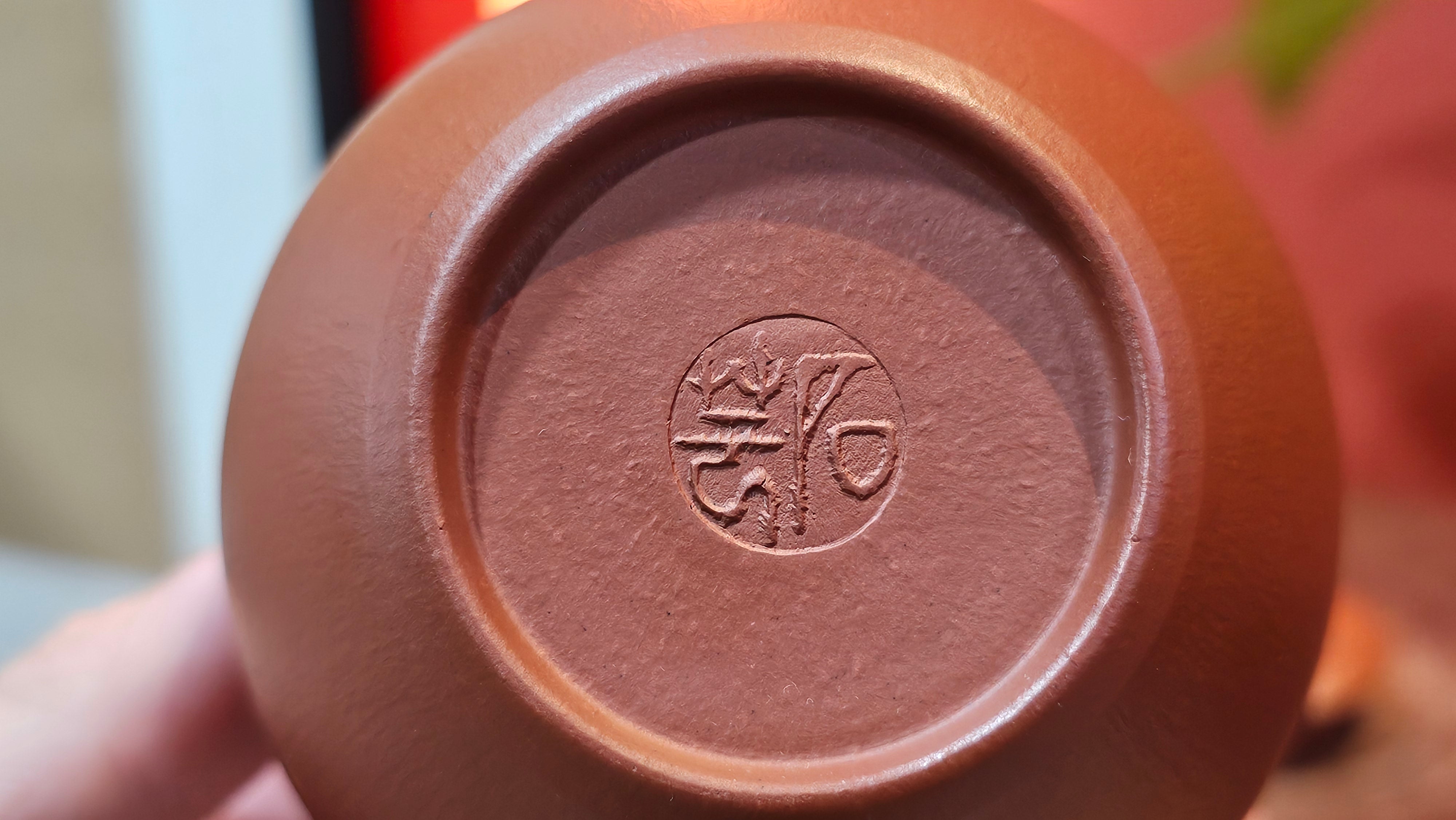 《高风亮节》"Gao Feng Liang Jie",  221.1ml, Ornate 花器! ~ Xiao Mei Yao Zhu Ni 小煤窑朱泥,  by Craftsman Shi Yun 石芸 ~ Congratulations!to Mr J.D.! 2213hrs 8th Oct 2025, Castle Pines! CO!