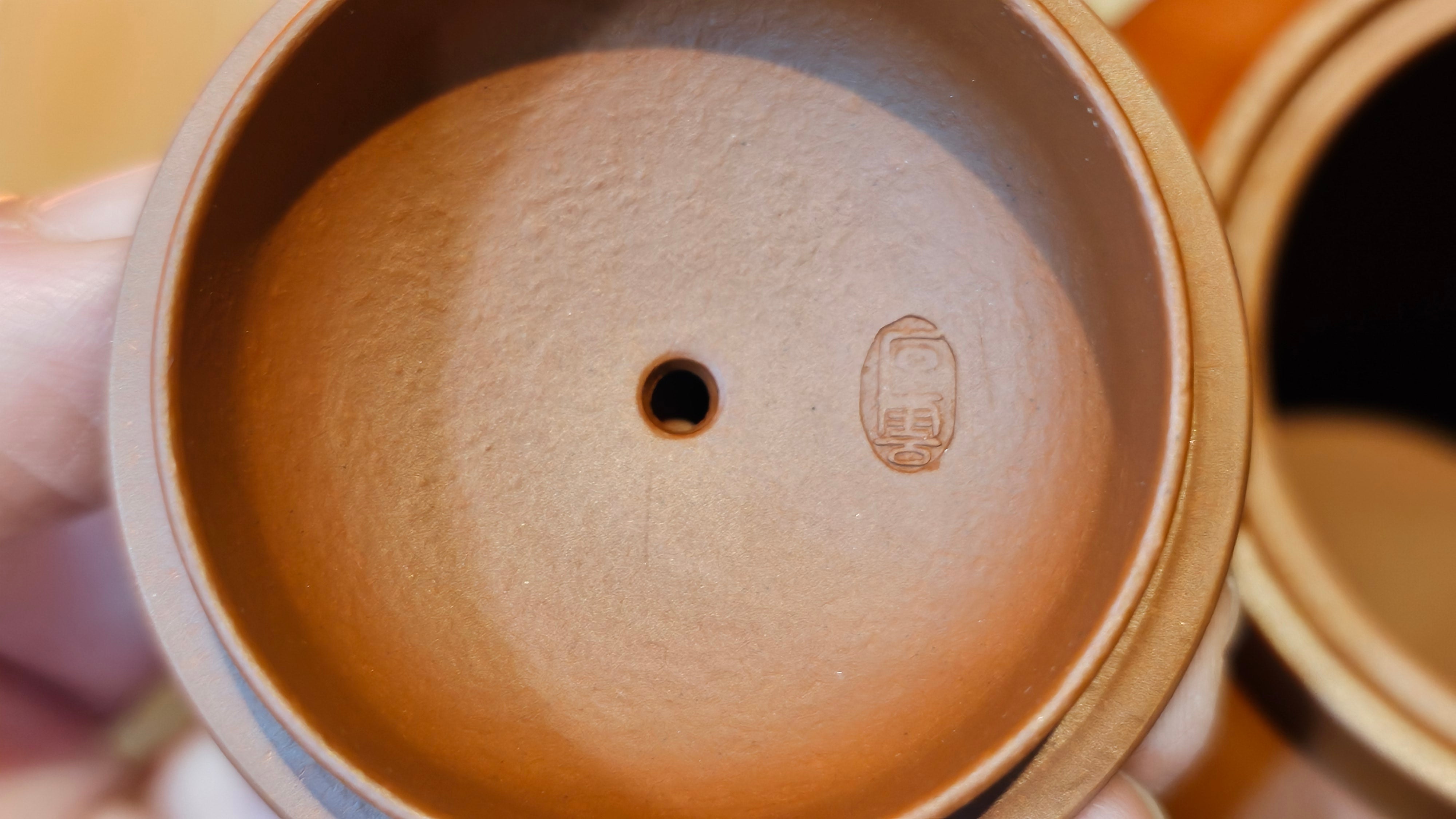 《高风亮节》"Gao Feng Liang Jie",  221.1ml, Ornate 花器! ~ Xiao Mei Yao Zhu Ni 小煤窑朱泥,  by Craftsman Shi Yun 石芸 ~ Congratulations!to Mr J.D.! 2213hrs 8th Oct 2025, Castle Pines! CO!