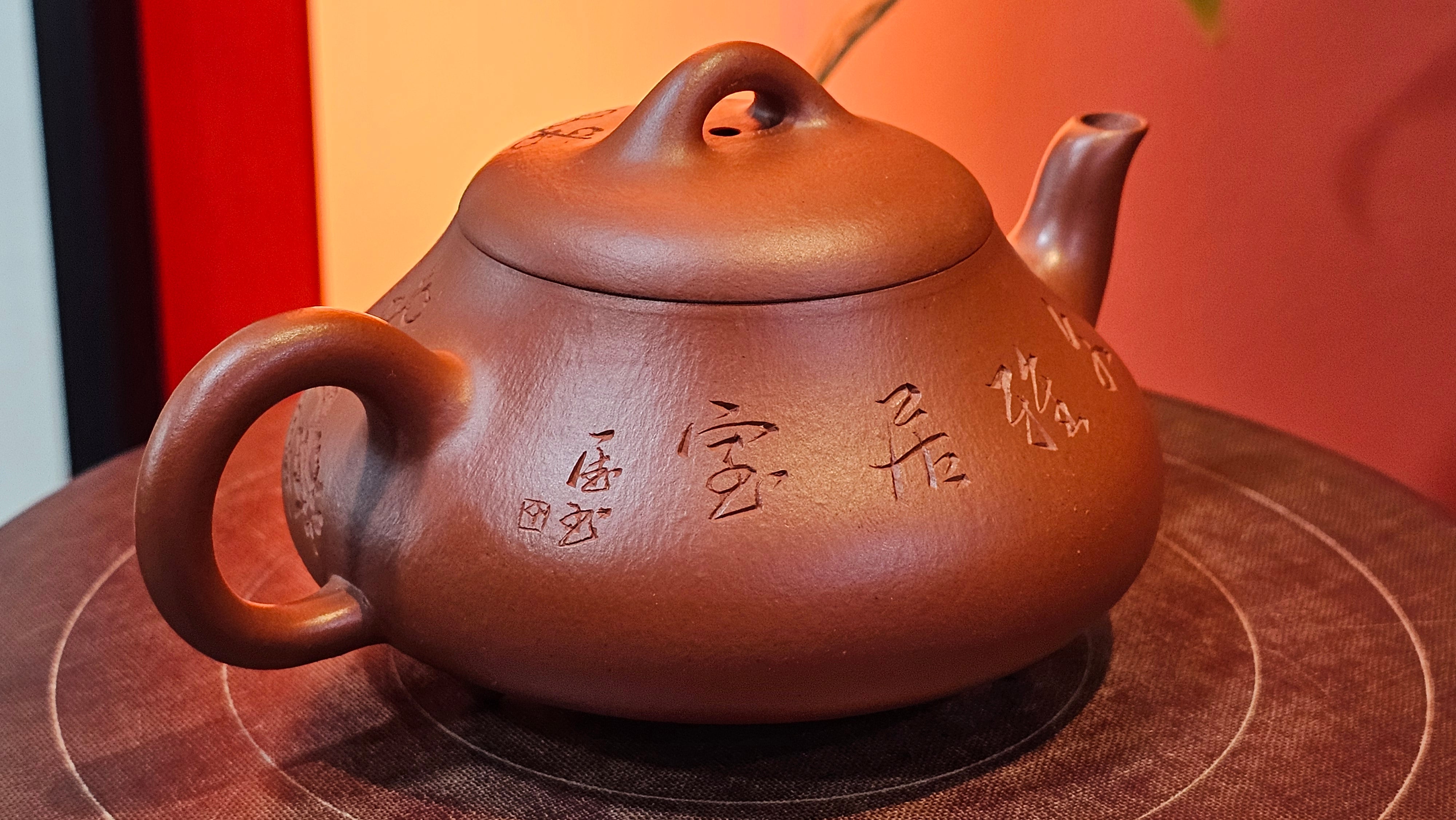 Han Tang Shi Piao 汉棠石瓢, 168.6ml, Xiao Mei Yao Zhu Ni 小煤窑朱泥, by Craftsman Shi Yun 石芸, Engraving by Craftsman Yi De Shu 刻绘 ~ 一德书 ~!Congratulations to Mr C.B.! 0117hrs 13th Oct 2025. Inglewood! CA.