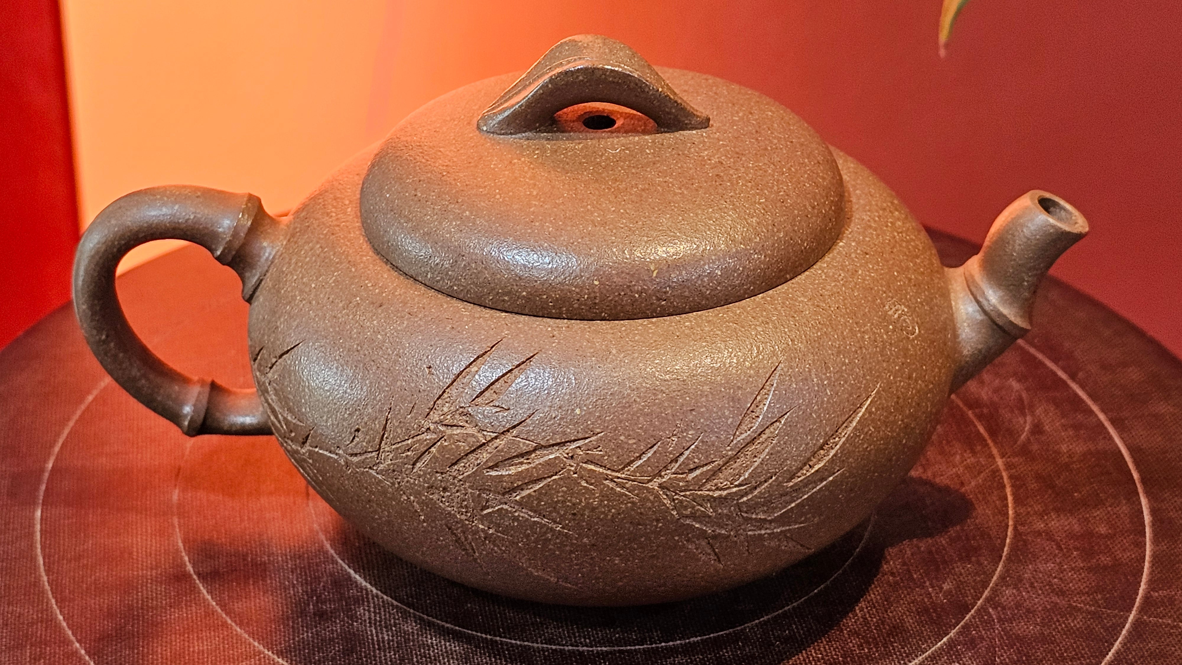 《一叶知秋》Yi Ye Zhi Qiu ~ "The Autumn Leaf", 166.5ml, Bao Shan Duan Ni 宝山段泥, by our Craftsman Zhang Huan 张欢, Bamboo and Calligraphy Engraving by Craftsman Yi Cheng 逸成 ~!Congratulations to Mr A.A.! 1006hrs 15th Oct 2025, Port Franks! Canada🇨🇦.