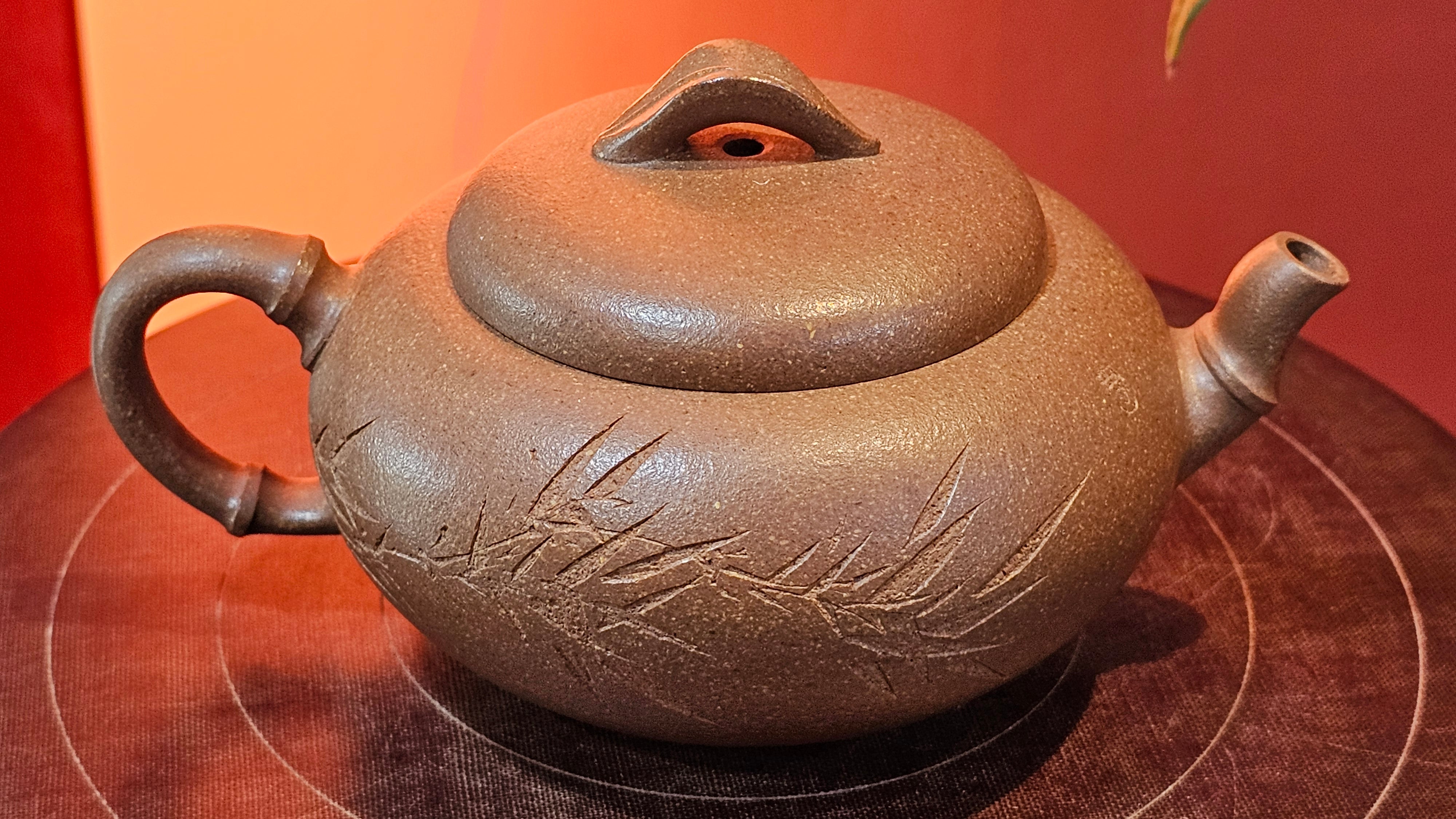 《一叶知秋》Yi Ye Zhi Qiu ~ "The Autumn Leaf", 166.5ml, Bao Shan Duan Ni 宝山段泥, by our Craftsman Zhang Huan 张欢, Bamboo and Calligraphy Engraving by Craftsman Yi Cheng 逸成 ~!Congratulations to Mr A.A.! 1006hrs 15th Oct 2025, Port Franks! Canada🇨🇦.