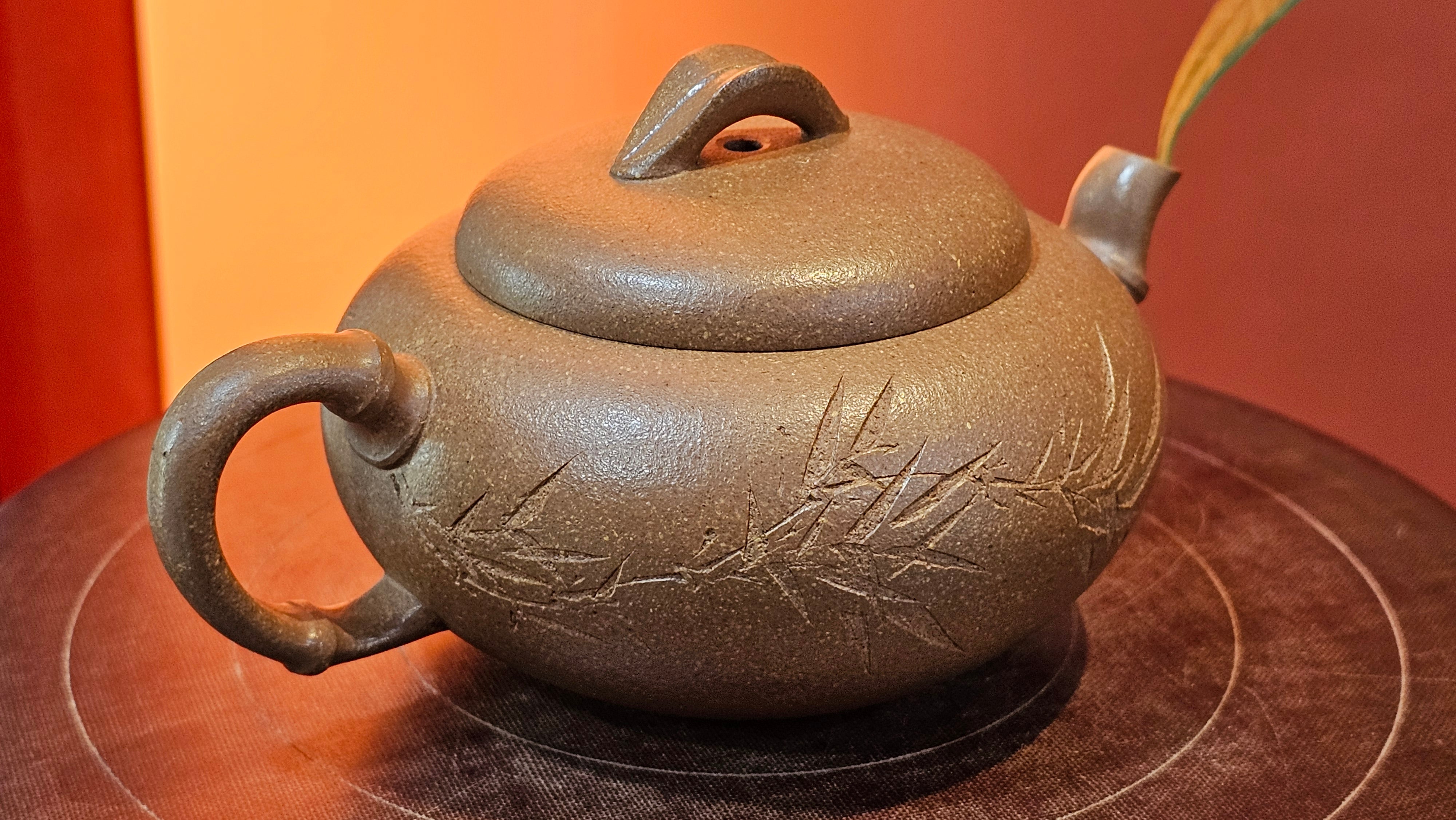 《一叶知秋》Yi Ye Zhi Qiu ~ "The Autumn Leaf", 166.5ml, Bao Shan Duan Ni 宝山段泥, by our Craftsman Zhang Huan 张欢, Bamboo and Calligraphy Engraving by Craftsman Yi Cheng 逸成 ~!Congratulations to Mr A.A.! 1006hrs 15th Oct 2025, Port Franks! Canada🇨🇦.