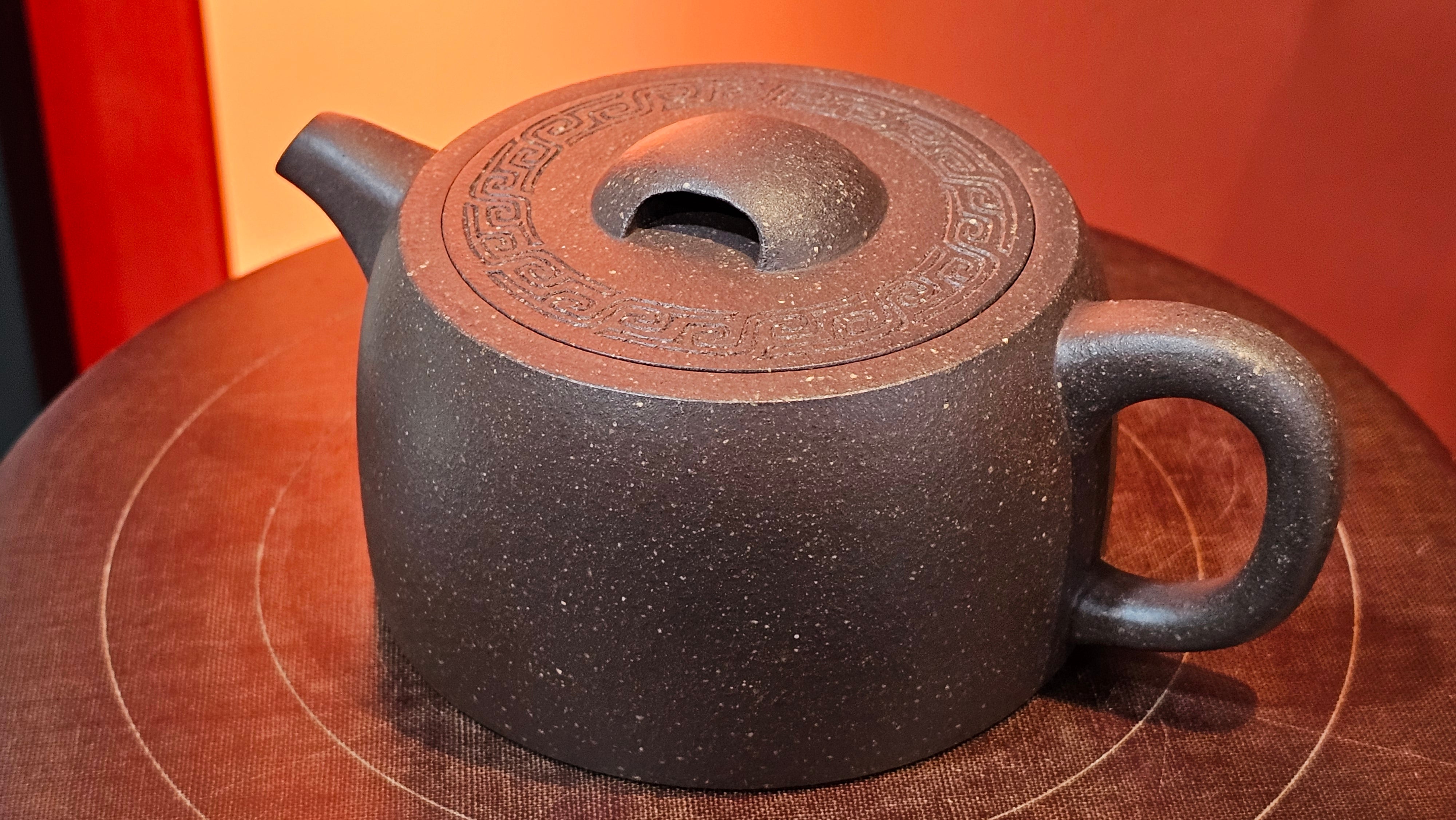 Niu Gai Jing Lan《牛盖井栏》, 164.3ml, Hei Zi Ni 黑紫泥, with Chinese Bronze Age Patterns~Engraving Art 青铜器纹样~刻绘, by our Craftsman Zhang Huan 张欢 ~ Congratulations to Mr T.A.! 2039hrs 15th Oct 2025, Samorin! Slovakia🇸🇰!