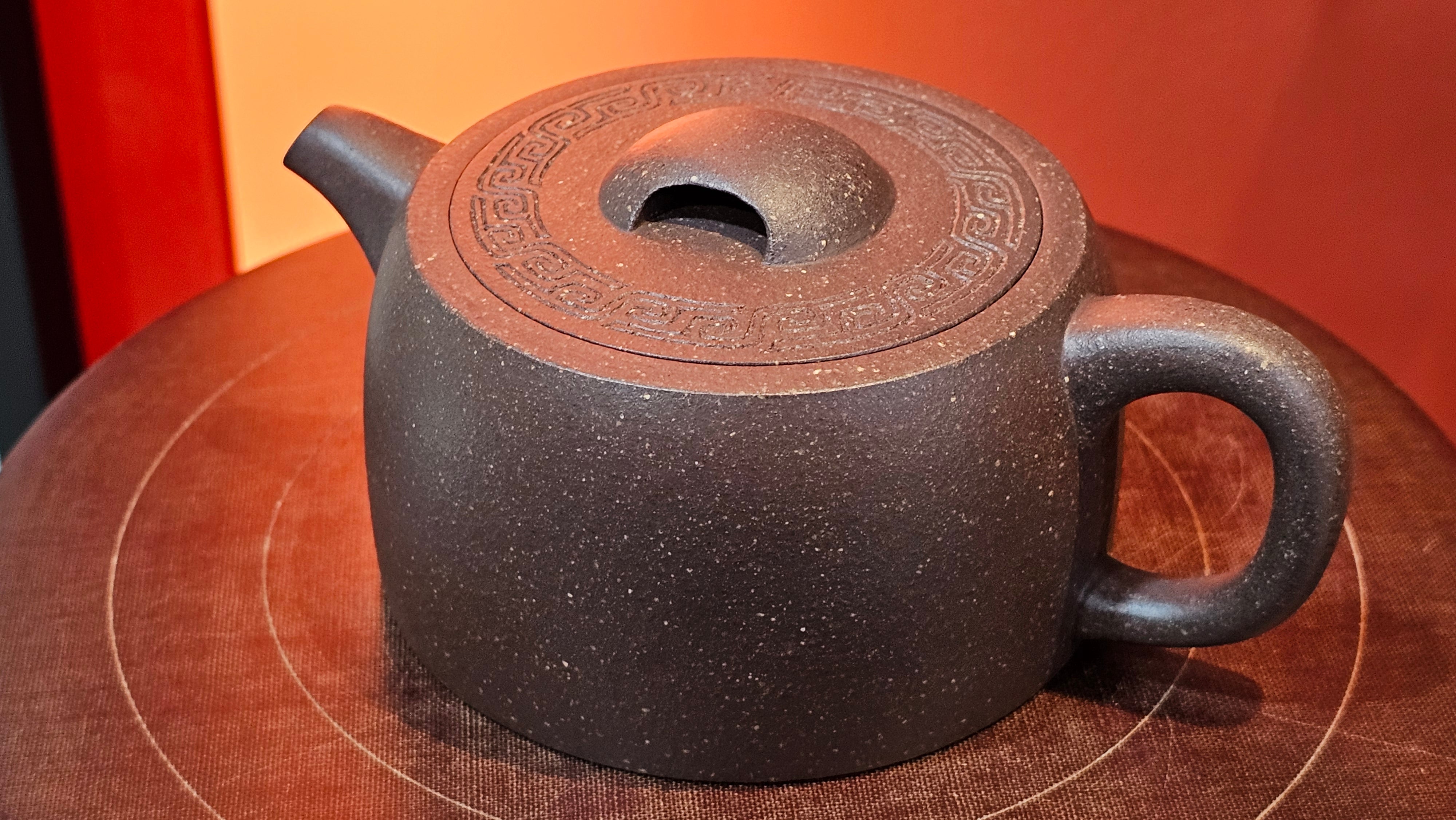 Niu Gai Jing Lan《牛盖井栏》, 164.3ml, Hei Zi Ni 黑紫泥, with Chinese Bronze Age Patterns~Engraving Art 青铜器纹样~刻绘, by our Craftsman Zhang Huan 张欢 ~ Congratulations to Mr T.A.! 2039hrs 15th Oct 2025, Samorin! Slovakia🇸🇰!