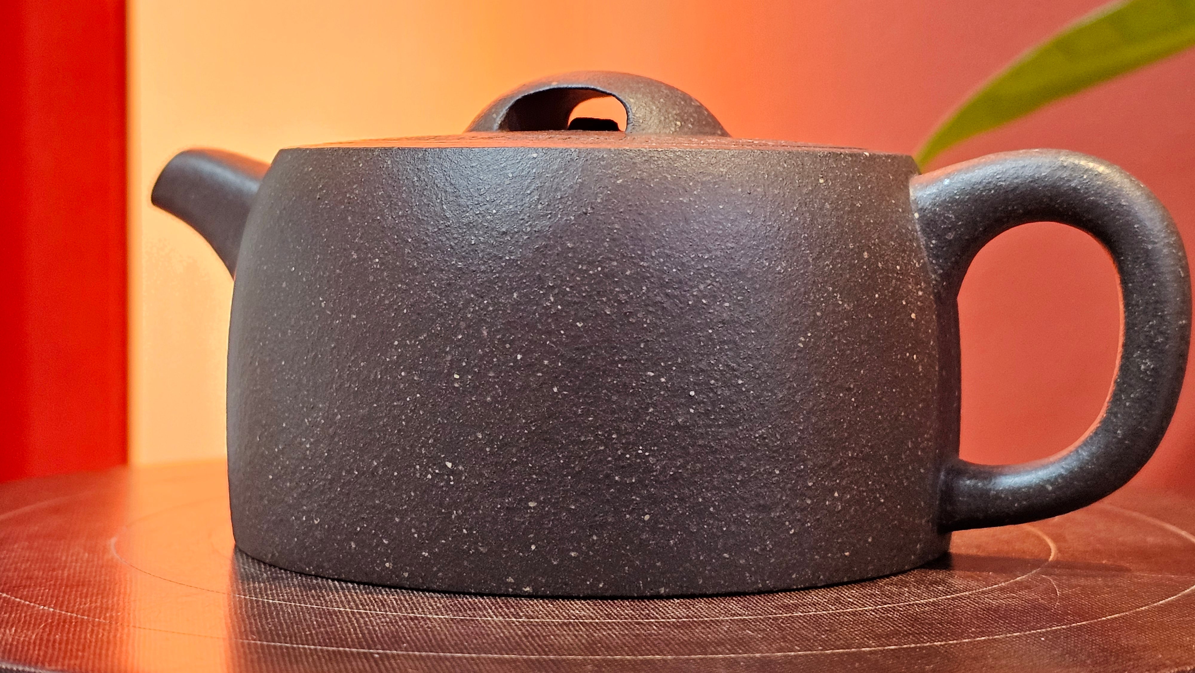 Niu Gai Jing Lan《牛盖井栏》, 164.3ml, Hei Zi Ni 黑紫泥, with Chinese Bronze Age Patterns~Engraving Art 青铜器纹样~刻绘, by our Craftsman Zhang Huan 张欢 ~ Congratulations to Mr T.A.! 2039hrs 15th Oct 2025, Samorin! Slovakia🇸🇰!