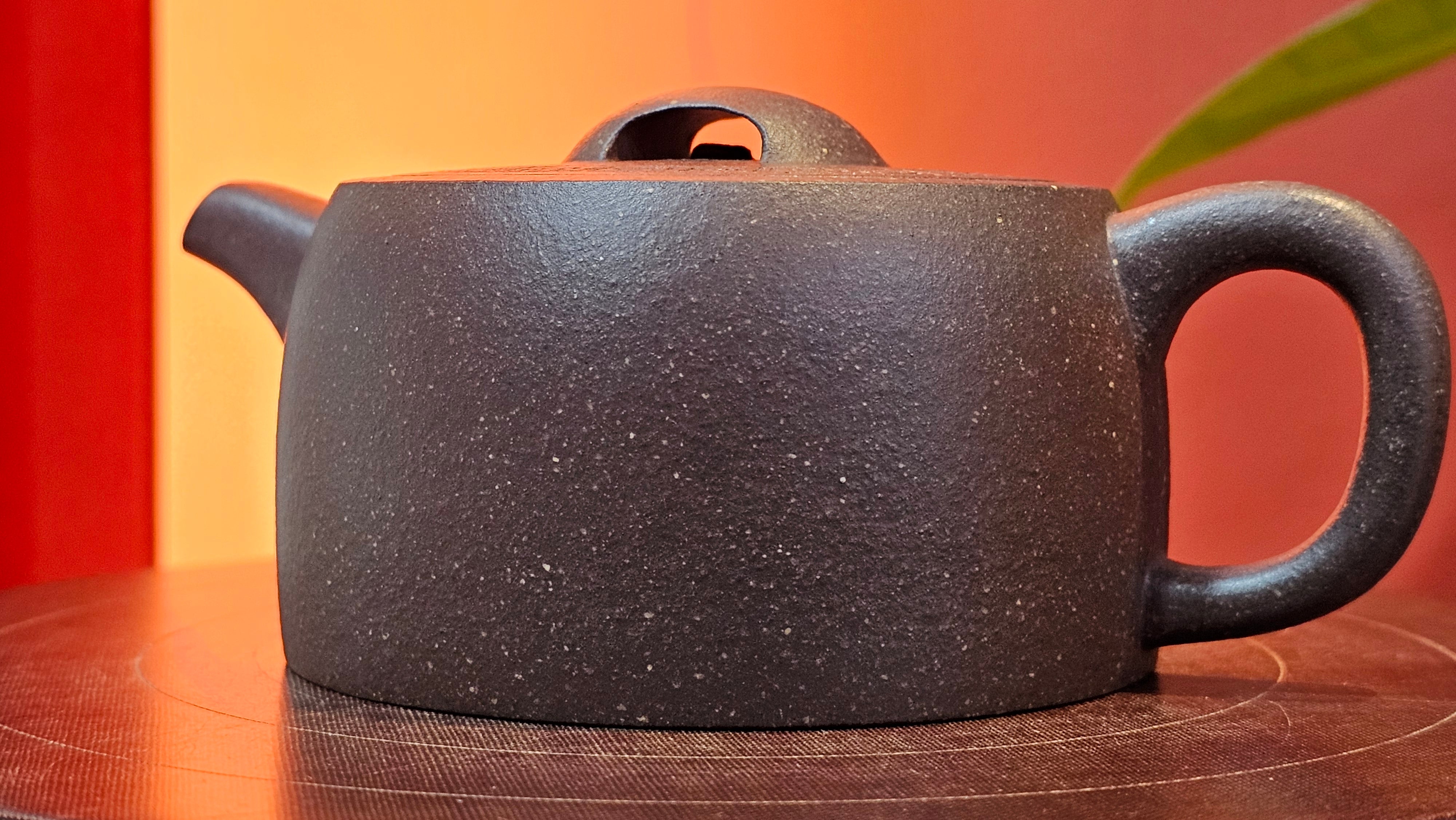 Niu Gai Jing Lan《牛盖井栏》, 164.3ml, Hei Zi Ni 黑紫泥, with Chinese Bronze Age Patterns~Engraving Art 青铜器纹样~刻绘, by our Craftsman Zhang Huan 张欢 ~ Congratulations to Mr T.A.! 2039hrs 15th Oct 2025, Samorin! Slovakia🇸🇰!