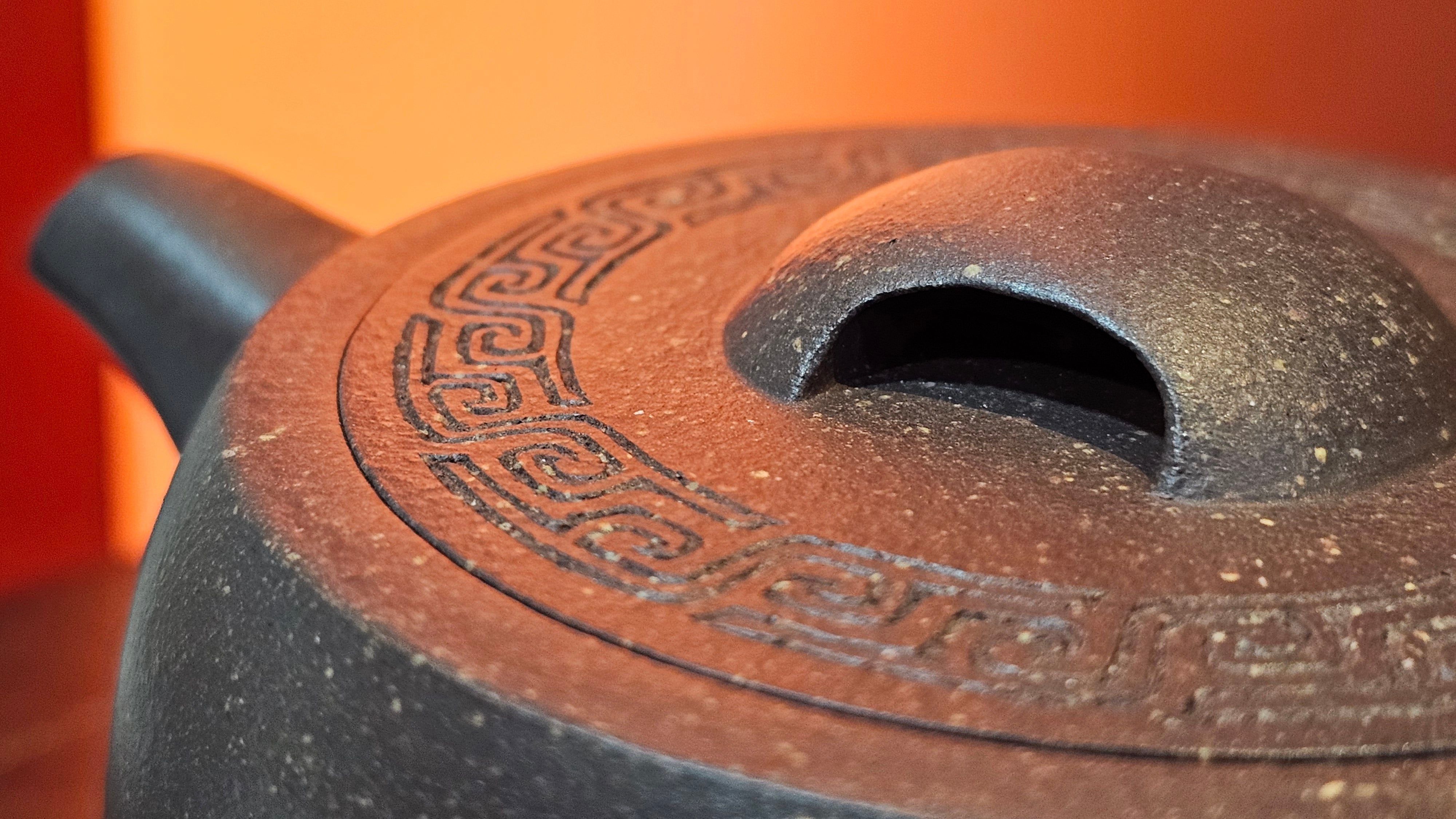 Niu Gai Jing Lan《牛盖井栏》, 164.3ml, Hei Zi Ni 黑紫泥, with Chinese Bronze Age Patterns~Engraving Art 青铜器纹样~刻绘, by our Craftsman Zhang Huan 张欢 ~ Congratulations to Mr T.A.! 2039hrs 15th Oct 2025, Samorin! Slovakia🇸🇰!